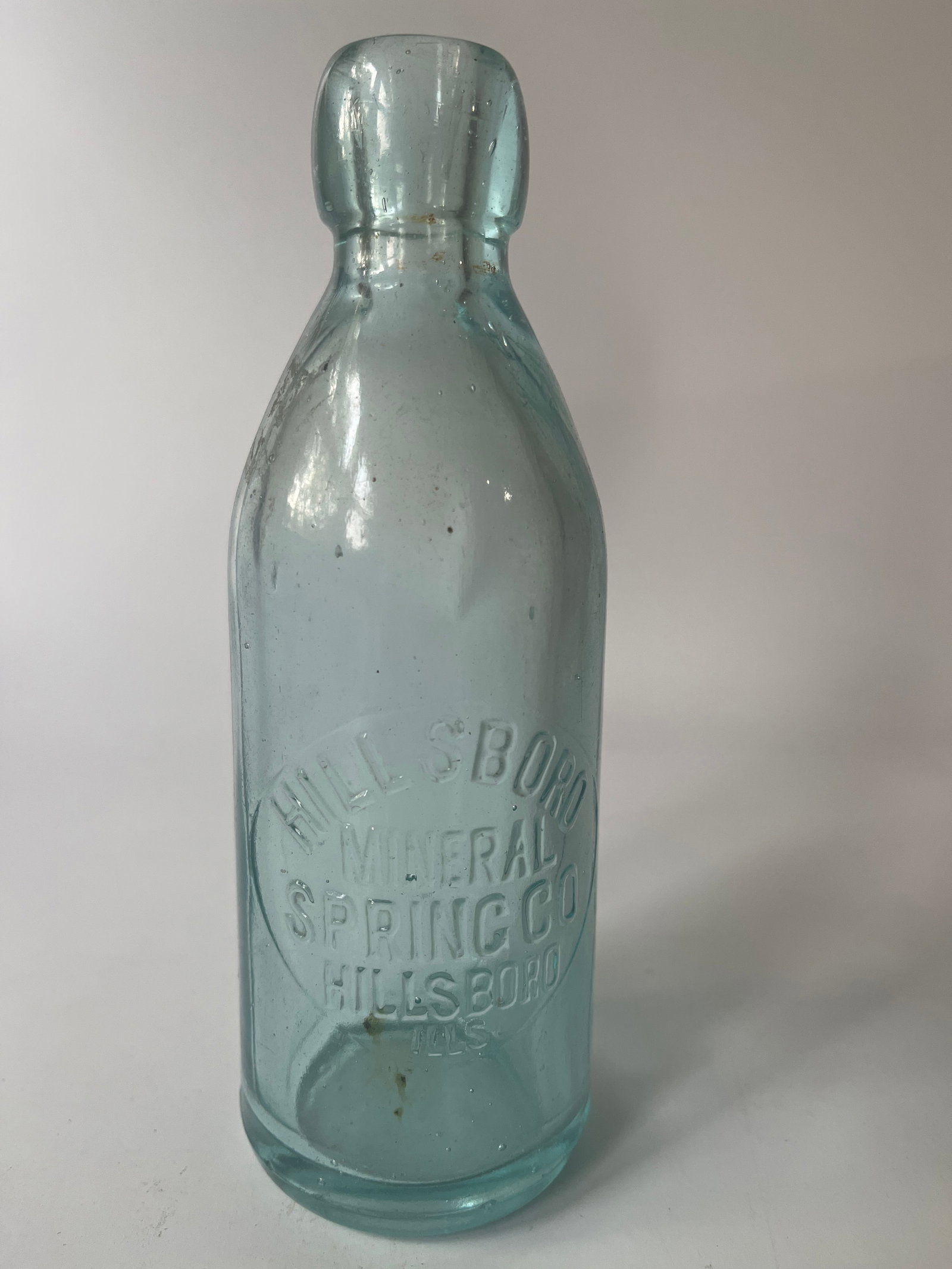 Hillsboro Mineral Springs Co Hillsboro, Ill hutch soda.: Here's another Hillsboro Mineral Springs Co Hillsboro, Ill hutch soda. It is aqua and has no damage or stain.