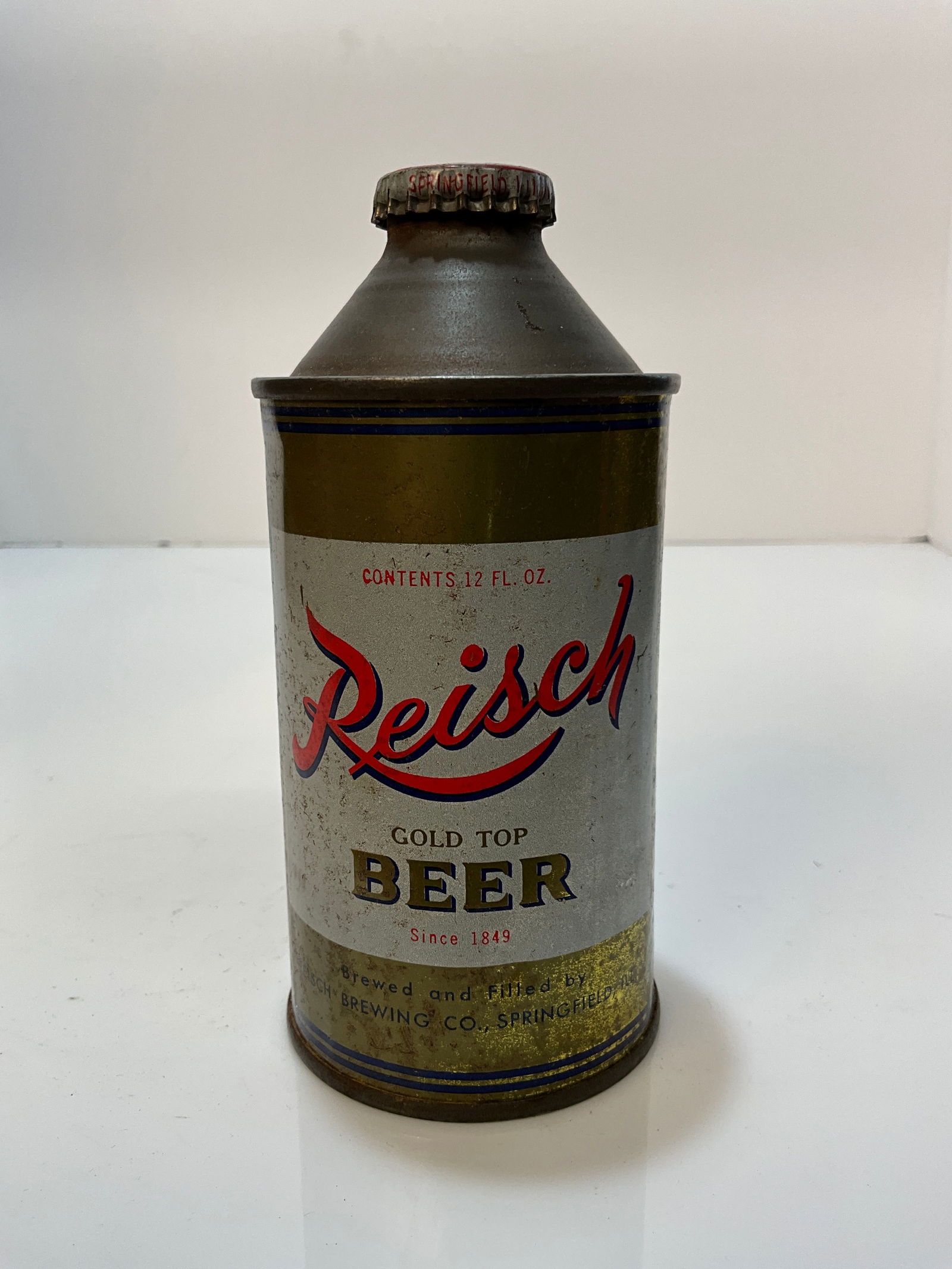 Reisch Beer Gold Top, Cone Top Beer Can, with Original Cap: Reisch Beer Gold Top, Cone Top Beer Can, with Original Cap. A dirty green or green bronze color. Blue lines around the top of the beer can. Another nice beer can.