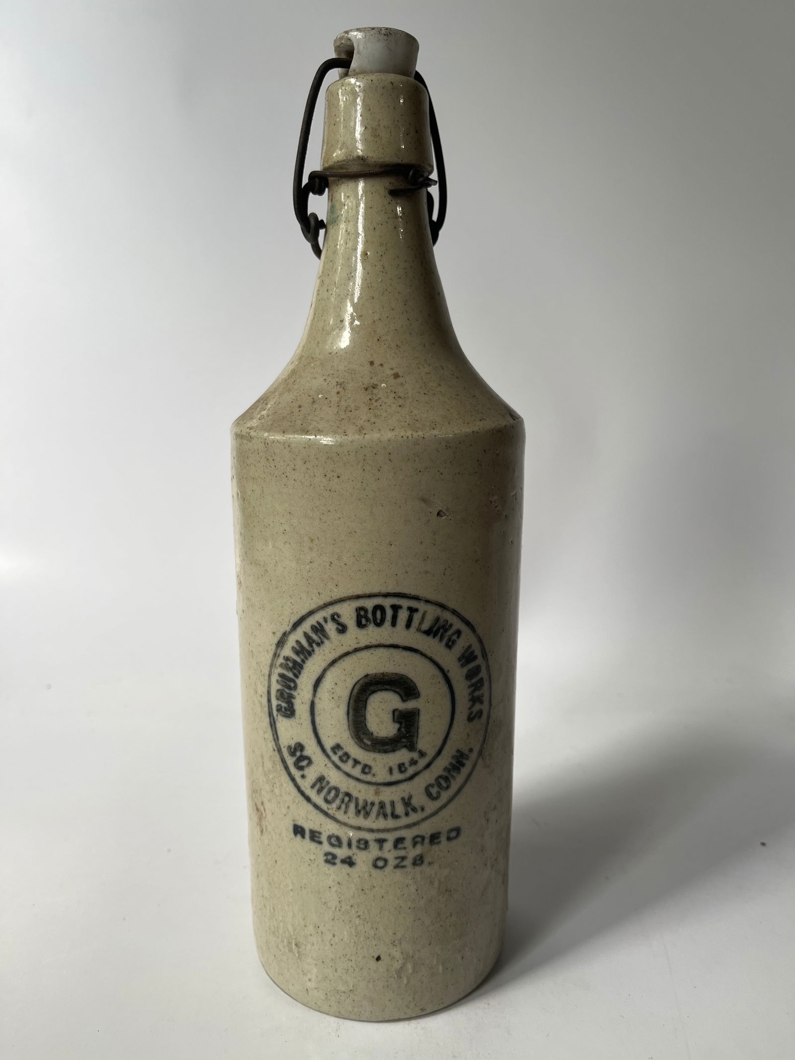 Grumman's Bottling Works So. Norwalk, Conn. stoneware bottle: Next up is a Grumman's Bottling Works So. Norwalk, Conn. stoneware bottle. The bottle has it's original porcelain stopper and has no damage.