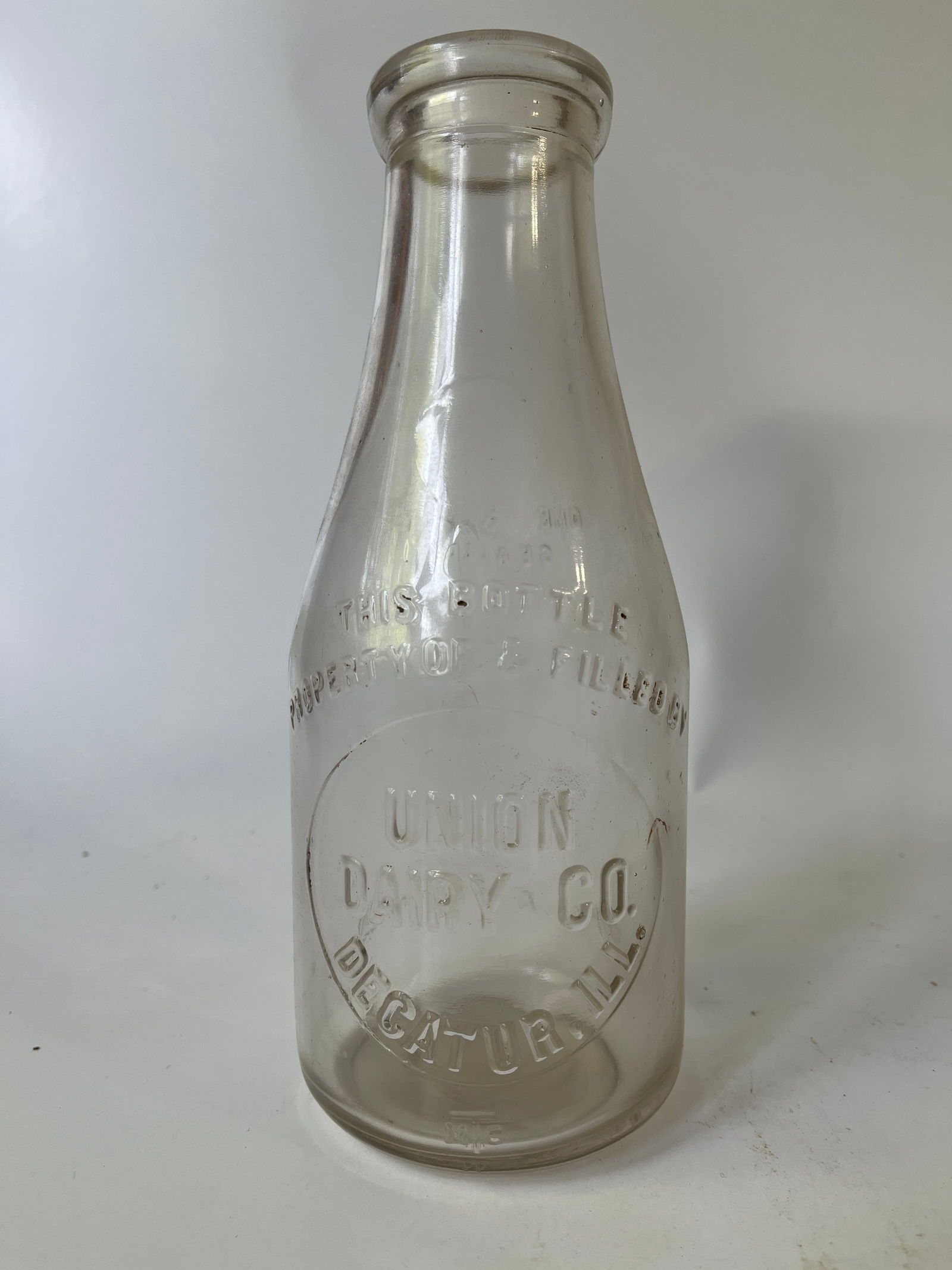 Union Dairy Co. Decatur, Ill embossed quart milk bottle. (1 of 4)