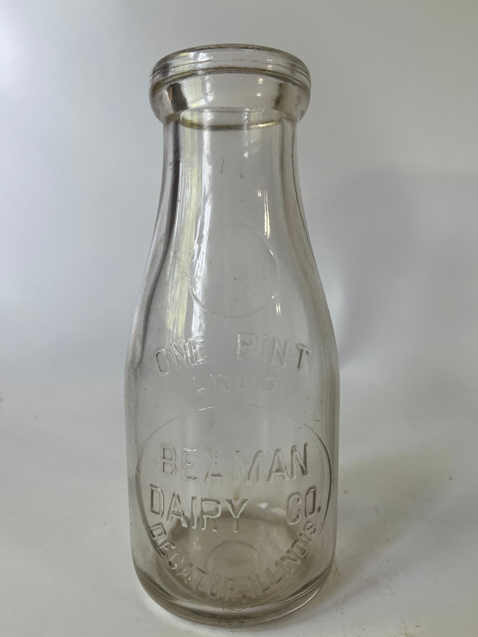 Beaman Dairy Co. Decatur, Ill embossed pint milk bottle. (1 of 4)