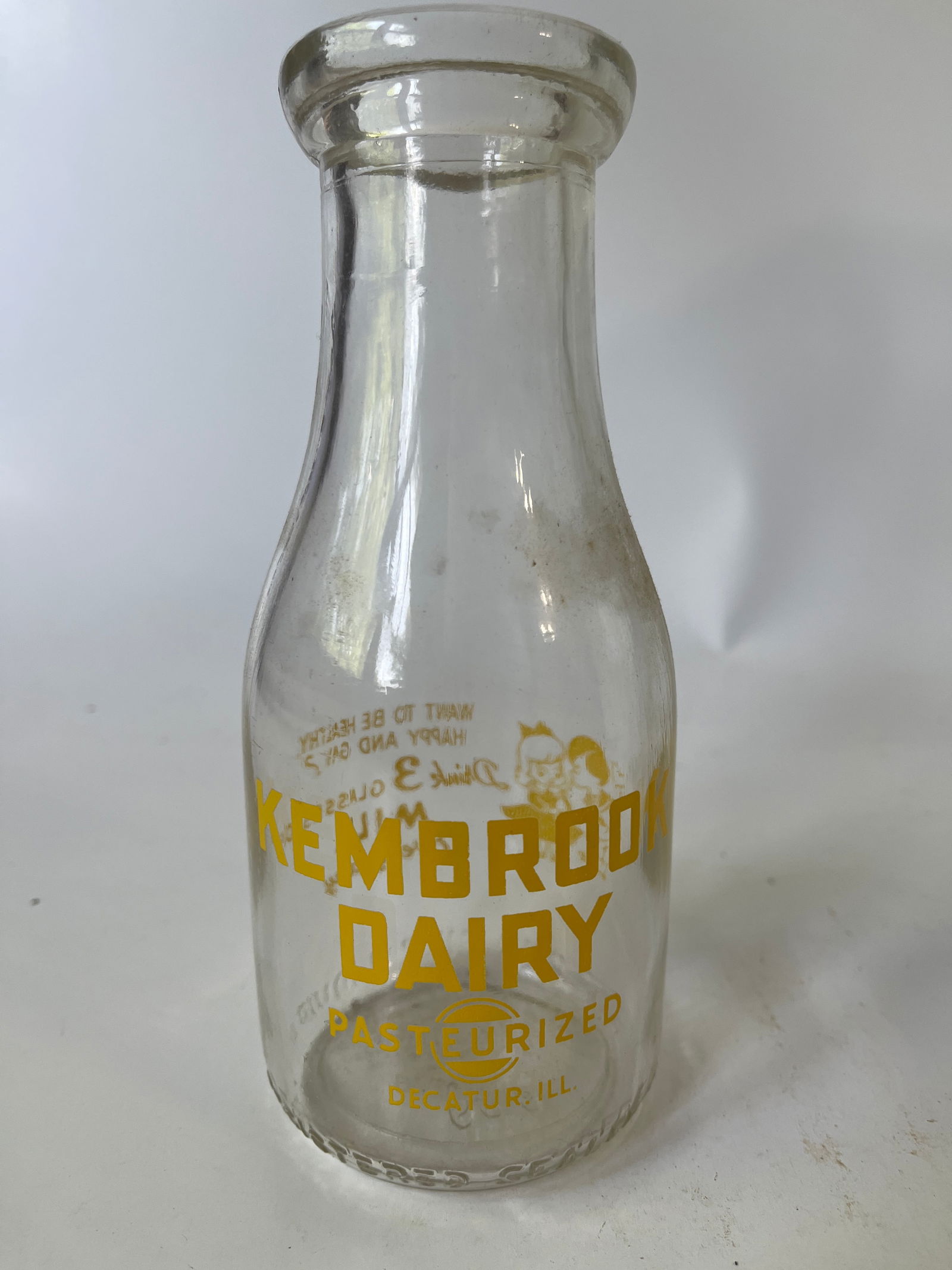 Kembrook Dairy Decatur, Ill yellow pyro pint milk bottle. (1 of 5)