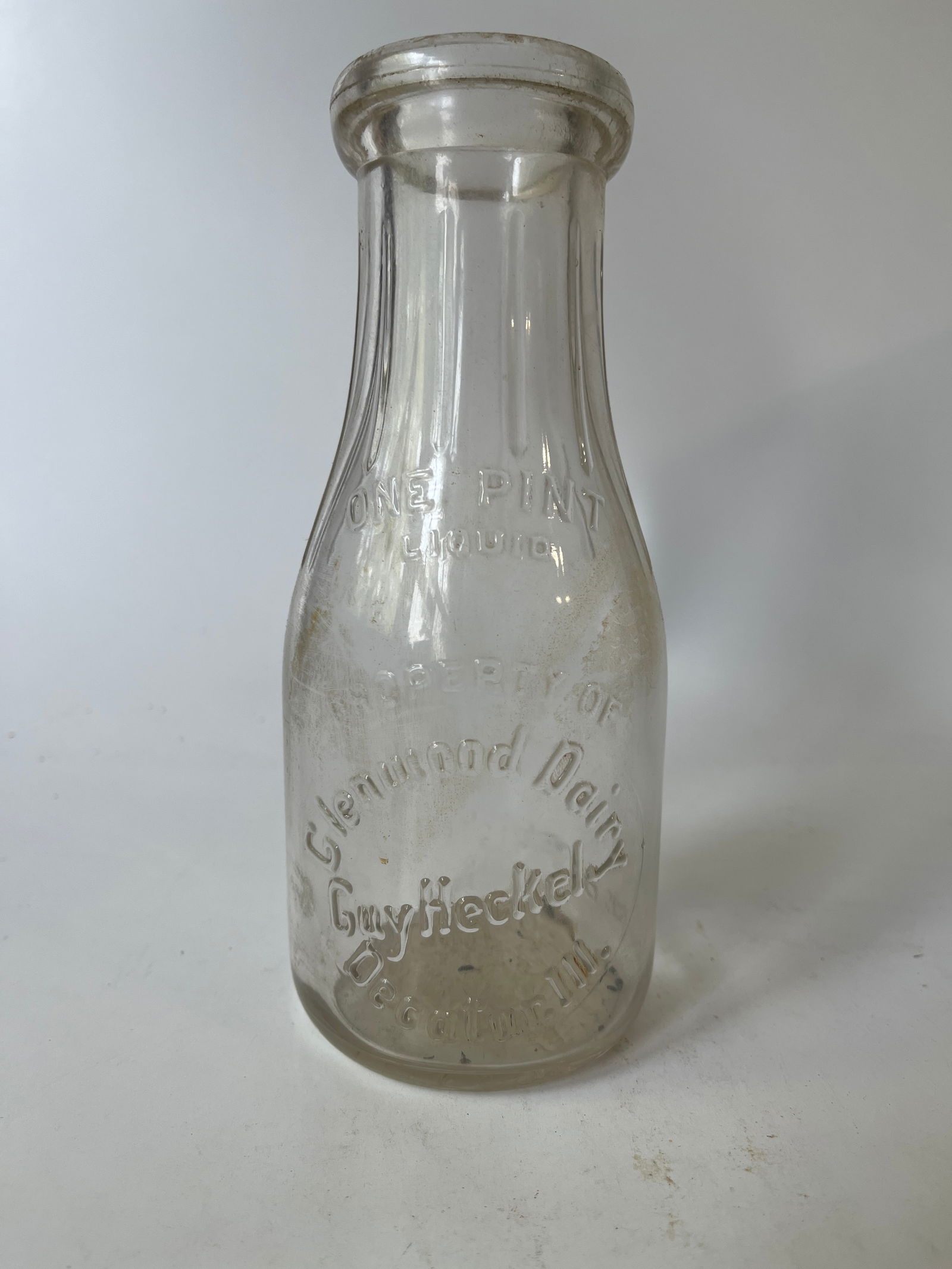 Glenwood Dairy Guy Heckel Decatur, Ill embossed pint milk bottle. (1 of 4)