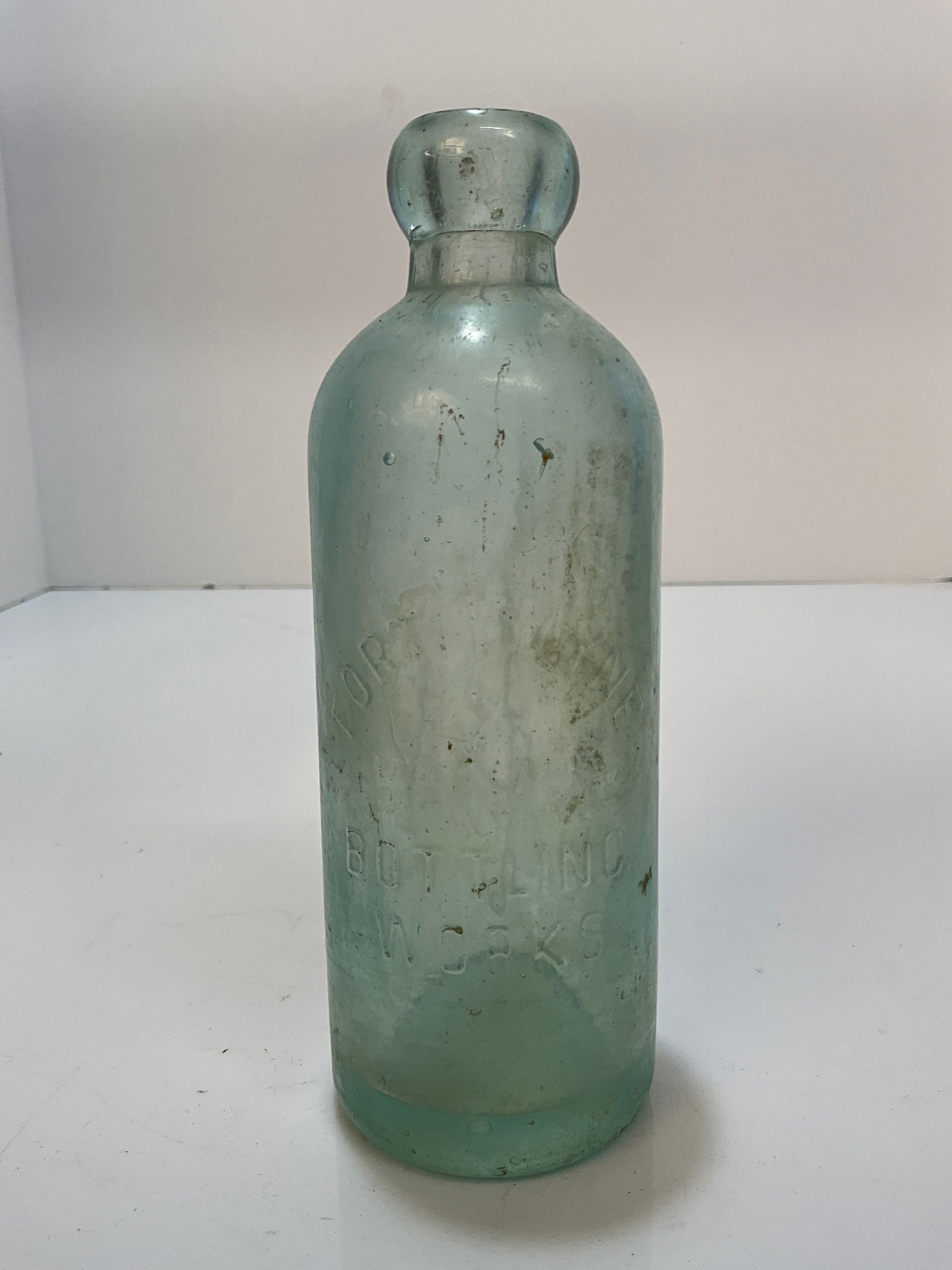 Fort Wayne bottling Works, Fort Wayne, Indiana Hutchinson on the reverse F & V (1 of 4)