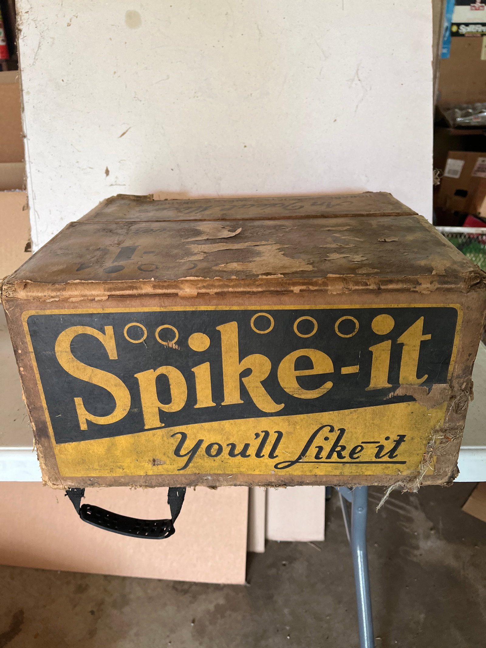 Spike It cardboard case w/ 24 ACL bottles.: Here we have a Spike-it You’ll Like-it cardboard case W/ 24 empty bottles. The bottles are amber with yellow writing and graphics. All are in great shape.