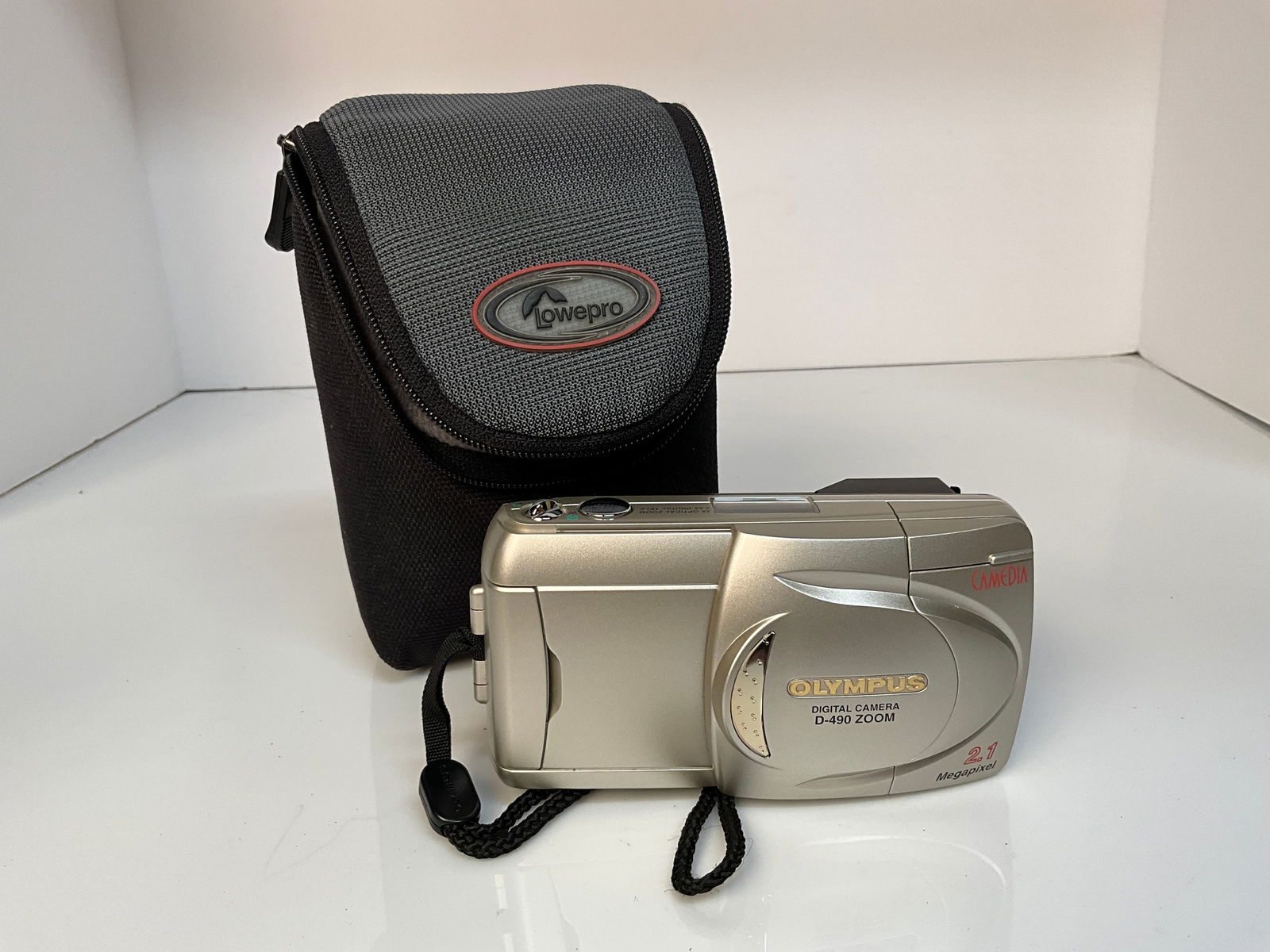 Olympus D-490 ZOOM Digital Camera (1 of 5)