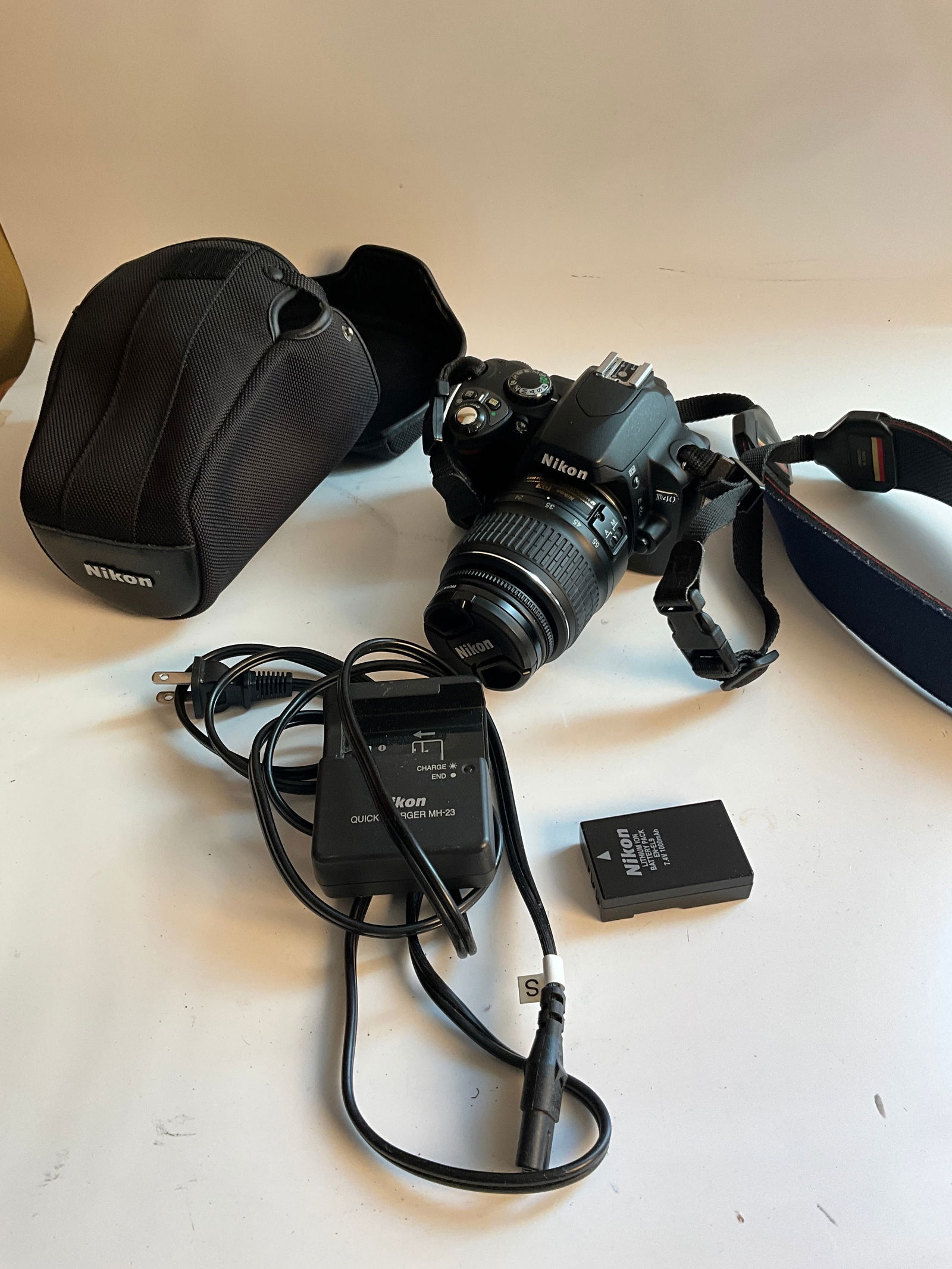 Nikon D40 SLR Camera with 18-52mm Lens and Battery Charger: Nikon D40 SLR camera with 18-52mm lens and battery charger, Great condition.