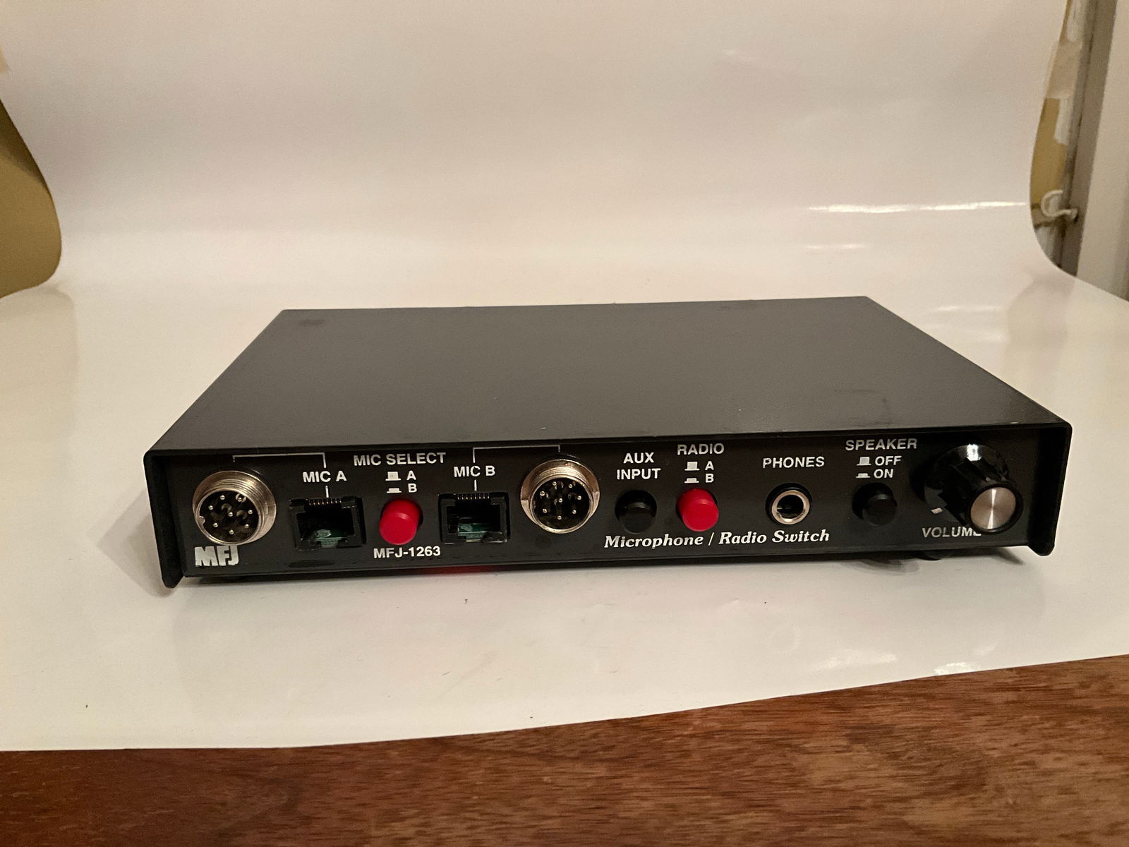 MFJ-1263 MIC RIG Switch 2 Microphones & 2 Radios: MFJ-1263 MIC RIG Switch 2 Microphones & 2 Radios. The unit is in great shape, almost new looking. and came from a nice and clean home. You are buying this item without guarantee. Item was being used w