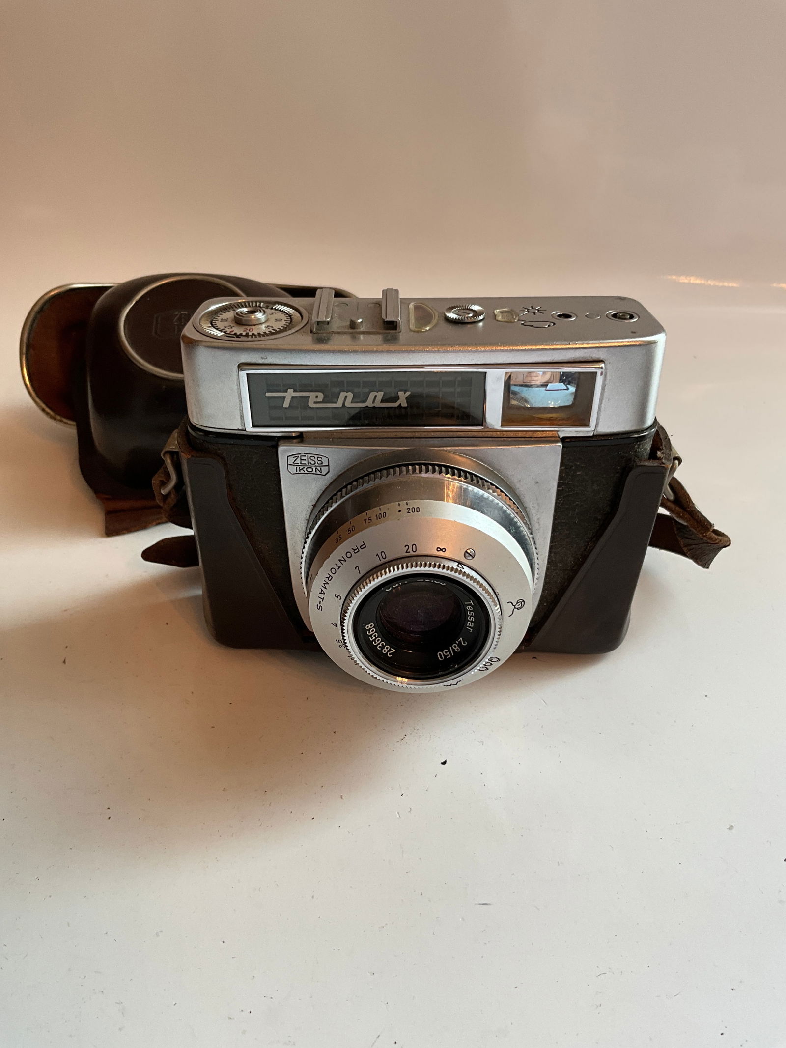 Zeiss Ikon Tenax 35mm Camera with original case. (1 of 5)