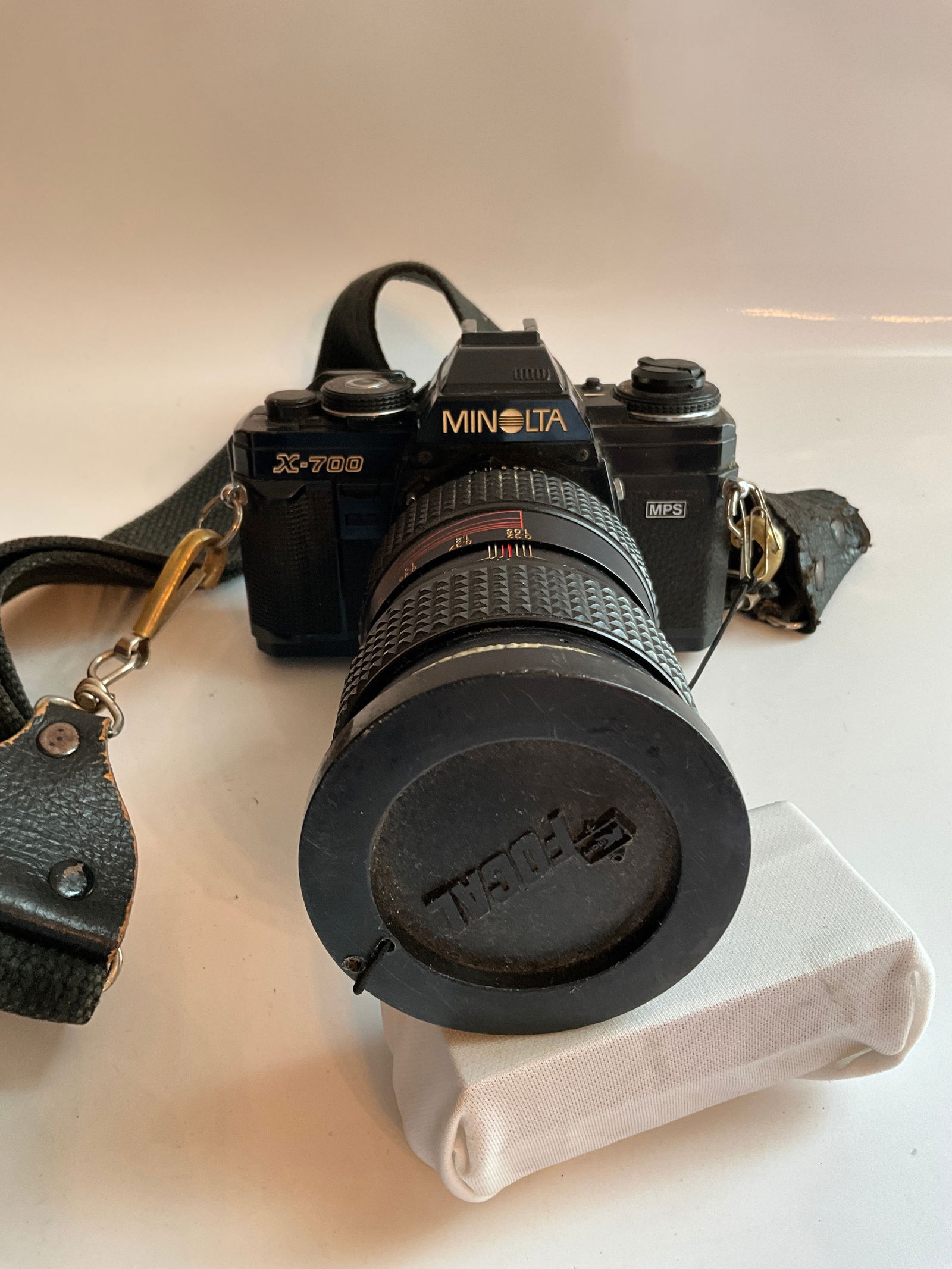 Minolta X-700 35mm Film SLR Camera with MC Auto Zoom f-3.5-105mm Camera Lens (1 of 4)