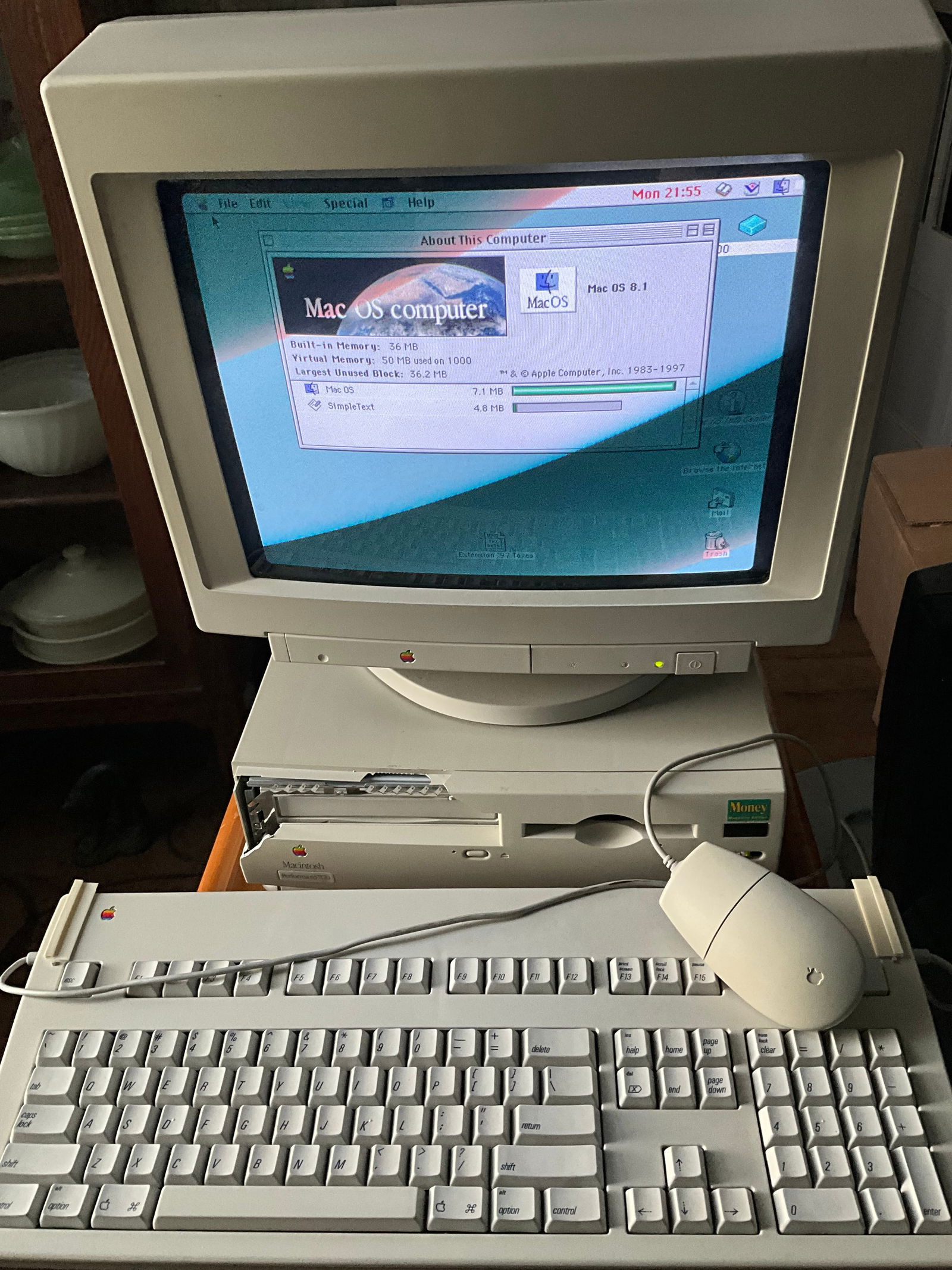 Macintosh Computer - Mac OS 8.1, 12/19/94 (1 of 6)
