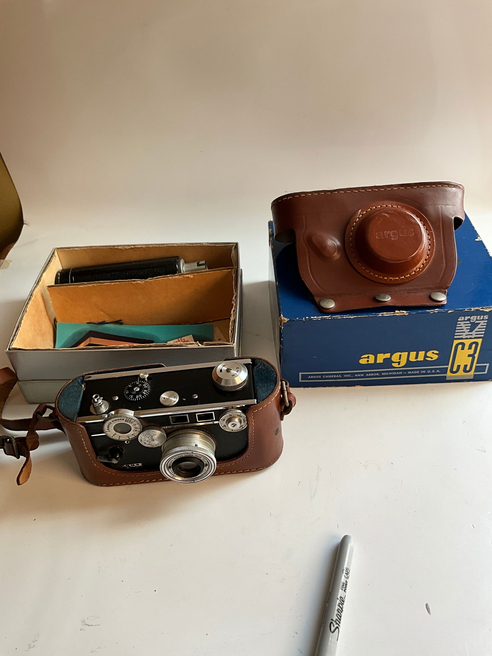 Argus Rangefinder C-Series 35mm Film Camera 50mm f/3.5 Lens W/ Leather Case & Original Box (1 of 5)