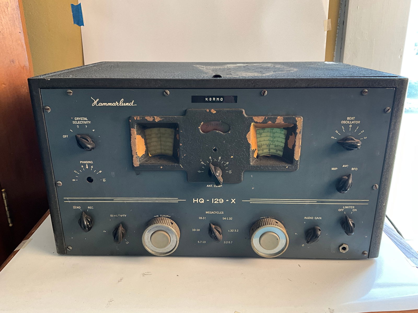 Hammarlund HF Receiver Model HQ-129 x - Powers On (1 of 5)