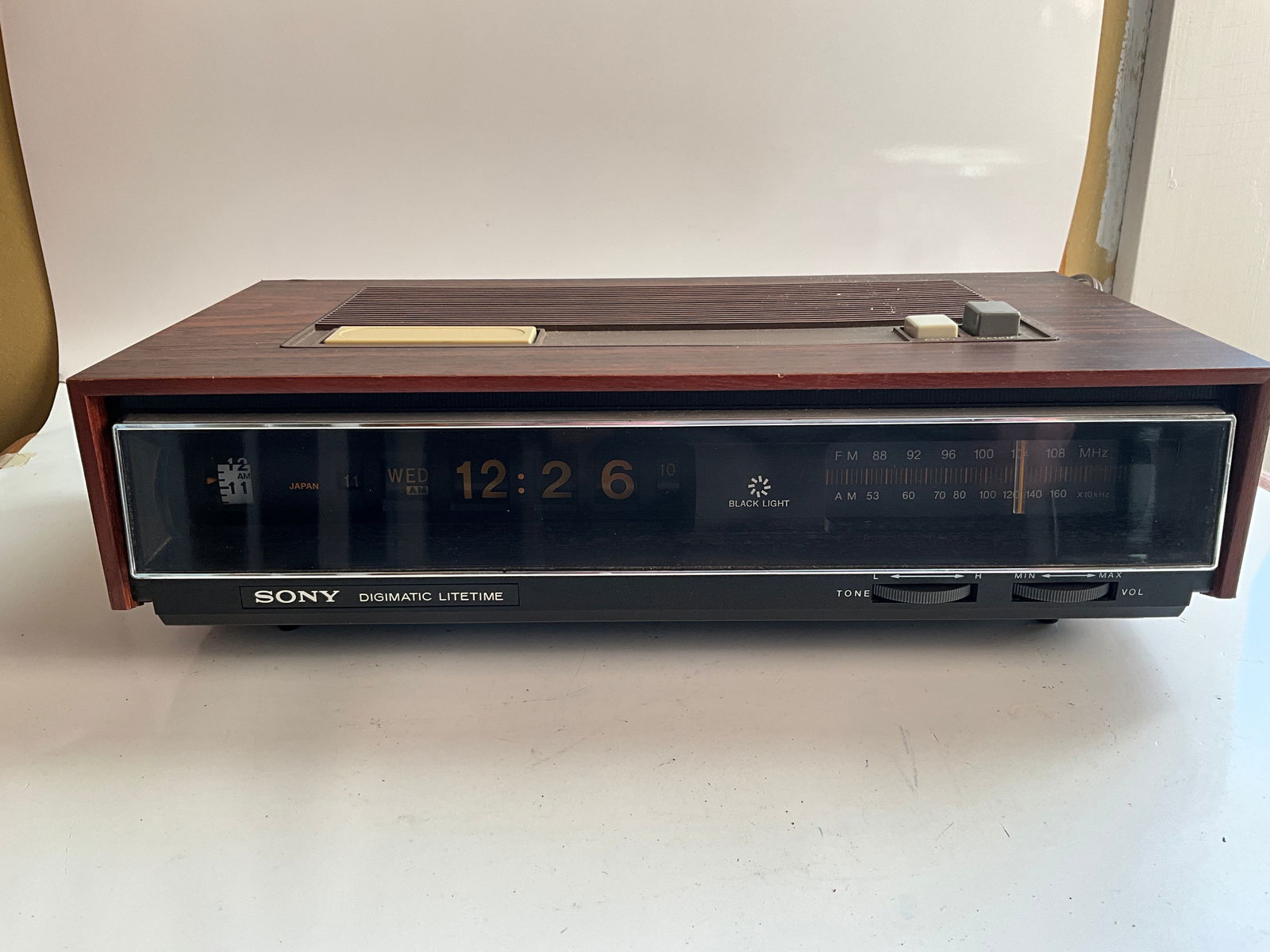 Sony Digimatic Flip Clock FM-AM Radio TFM-C770W Wood Grain Case Vintage - Parts (1 of 4)