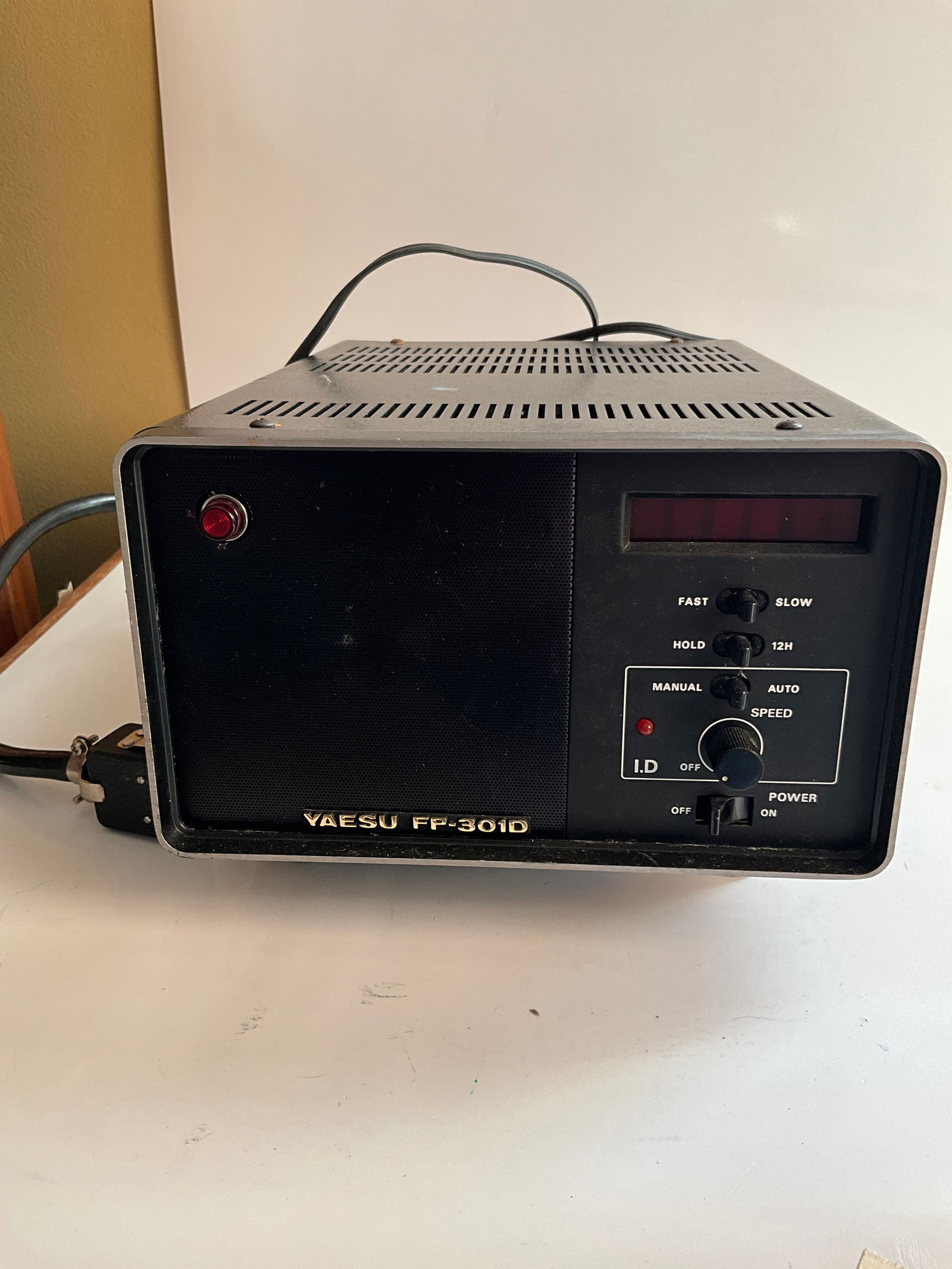 YAESU-POWER SUPPLY FP-301D WITH DIGITAL CLOCK. Powers-On (1 of 4)