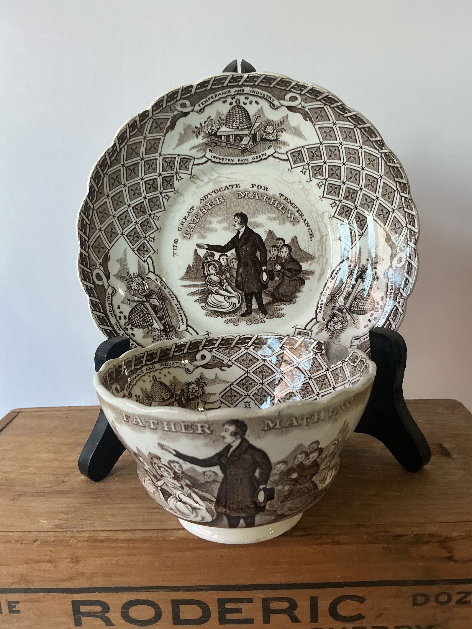 Pearlware Handless Cup and Saucer (1 of 8)