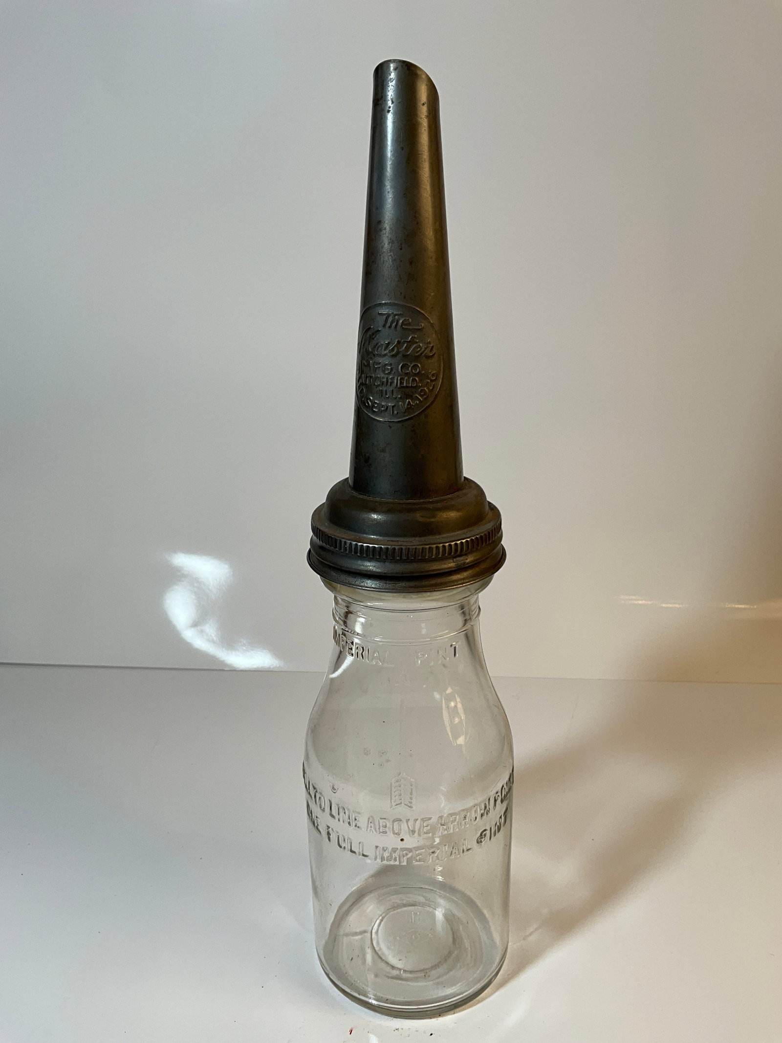 RARE Vintage 1940s 1 Qt - Plain Oiler with an embossed Spout embossed Master Mfg. Lithcfield Ill. (1 of 7)