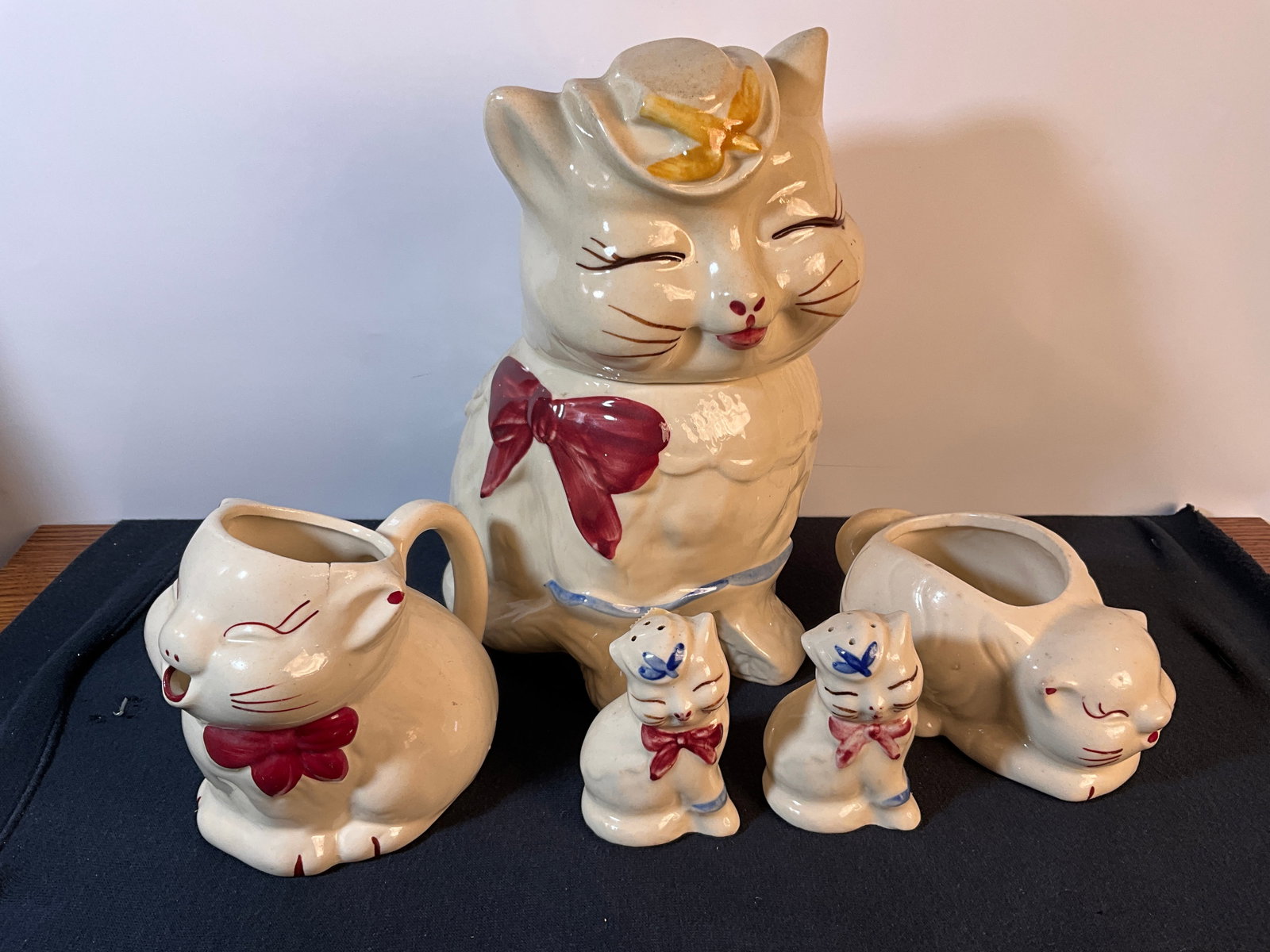 Shawnee Pottery Company Puss N' Boots Cookie Jar, Sugar Bowl, Creamer, and Salt & Pepper Shakers (1 of 17)