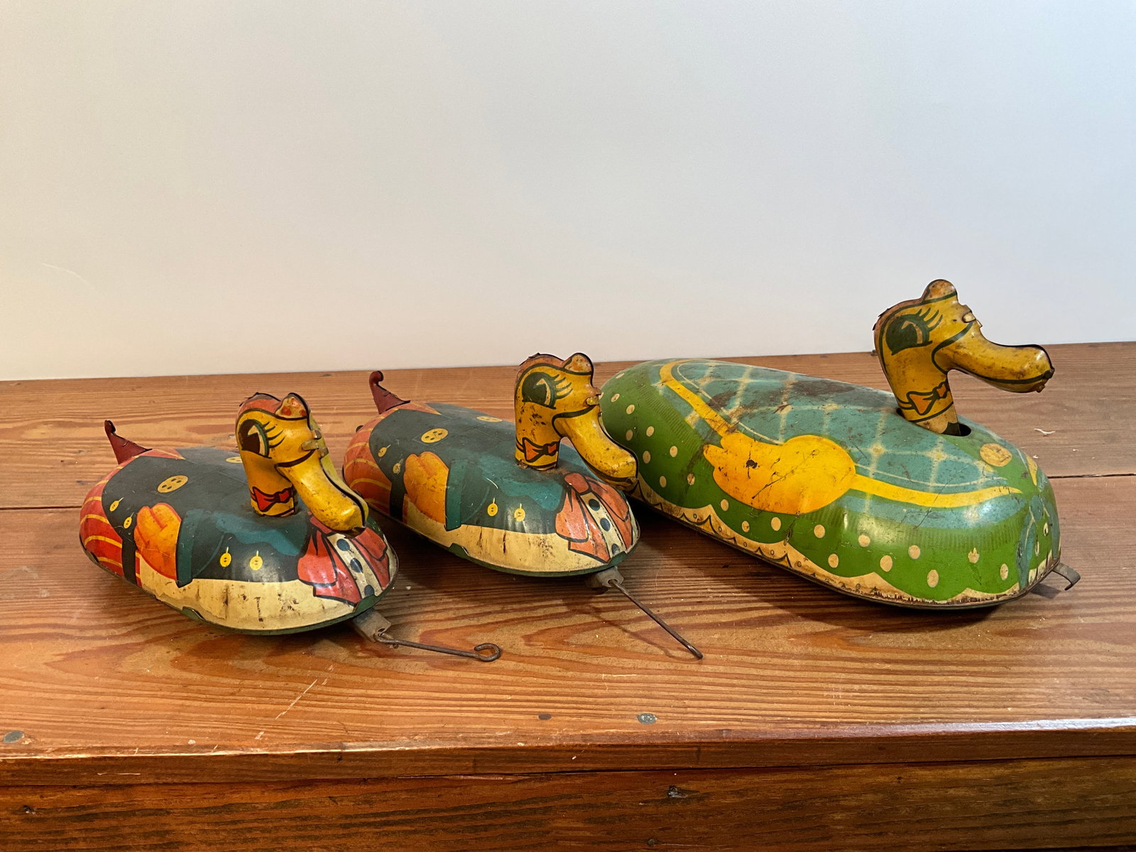 1950s Lindstrom Skeeter Duck & Rare Ducklings Tin Litho Wind-up Toy: Here is a 1950s Lindstrom Skeeter Duck & Rare Ducklings Tin Litho Wind-up Toy. There are two ducklings that attach to the mother duck. When I released the button he Wills did move forward.. Looks like