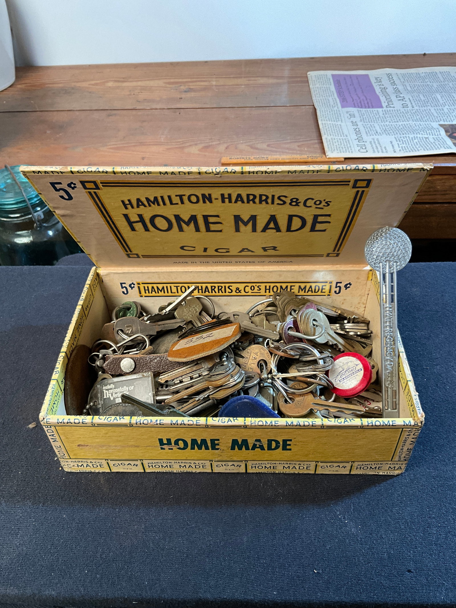 Cigar Box full of old Keys - Early Fords, Skeleton, Household, Locks and Vehicle (1 of 6)