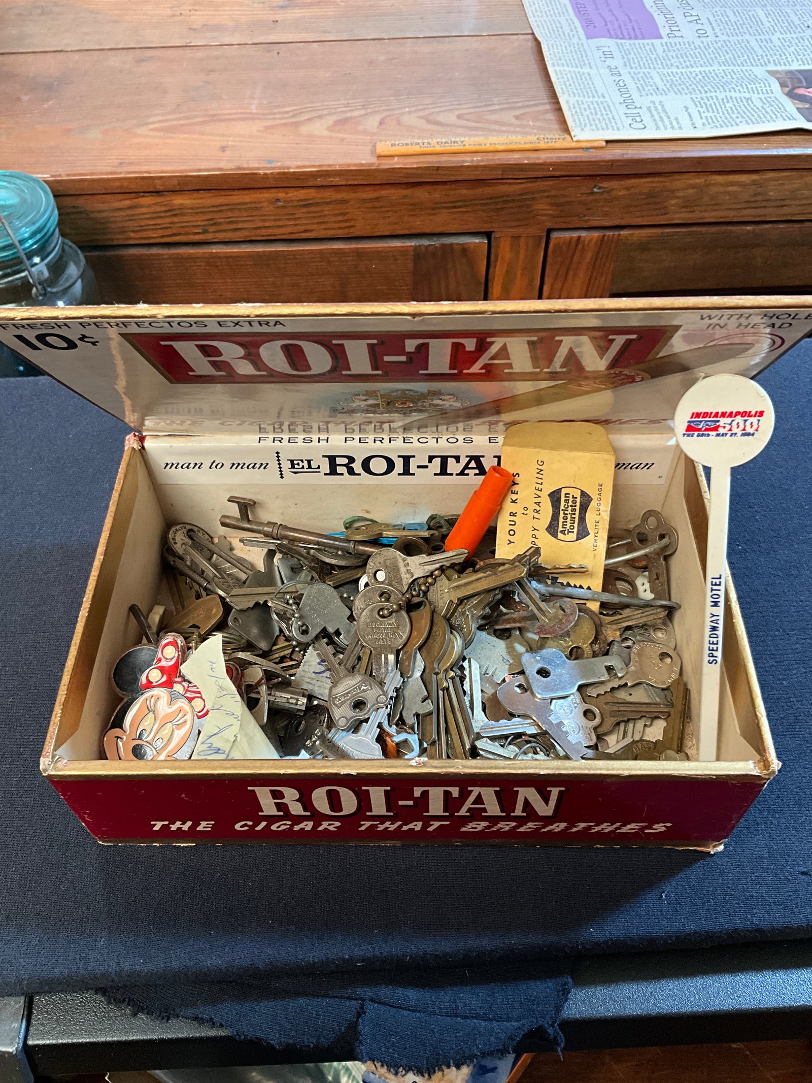 Cigar Box full of old Keys - Household, Locks and Vehicle (1 of 6)