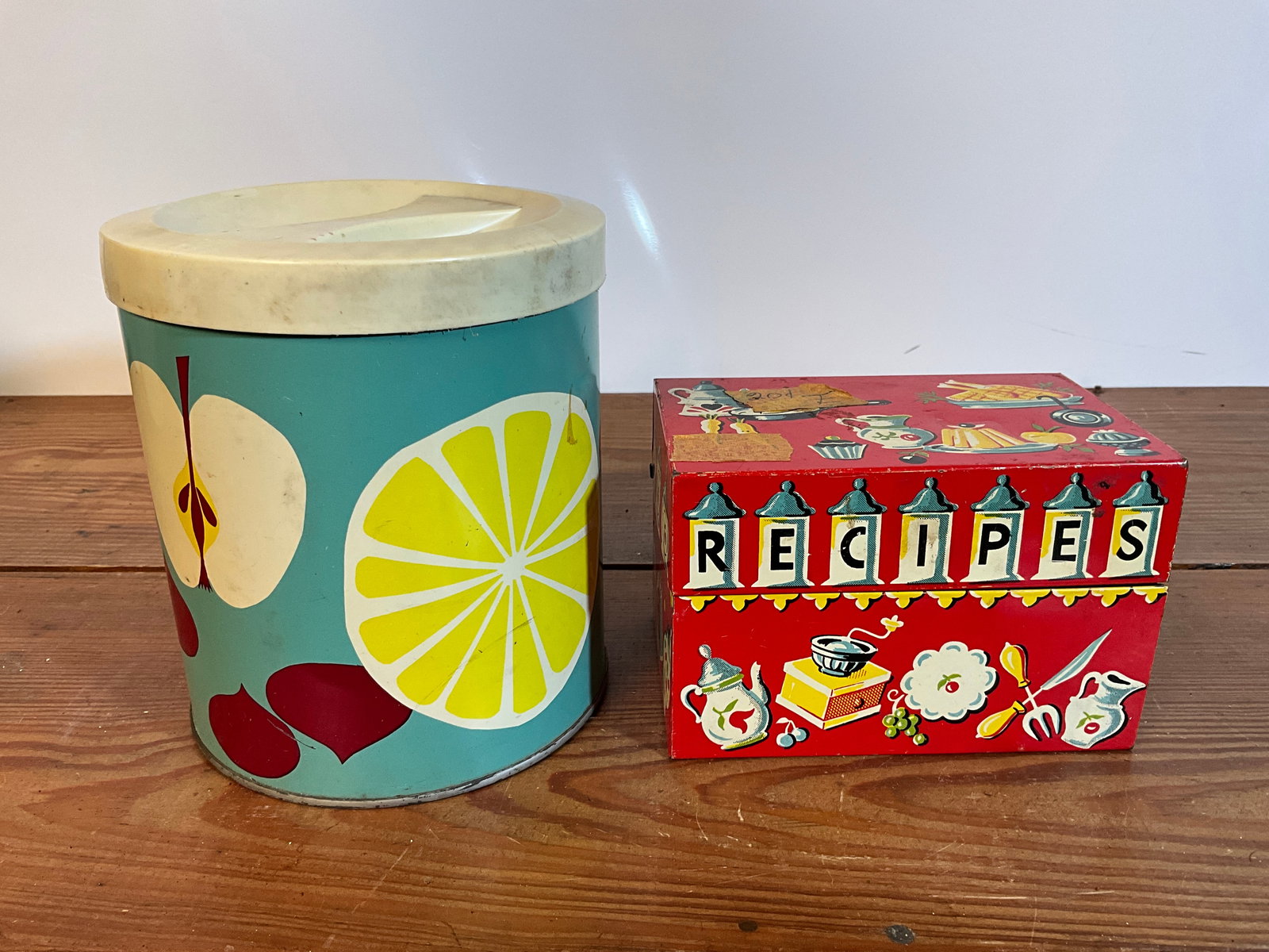 Vintage Tin Recipe Box and Tin Kitchen Canister. (1 of 6)