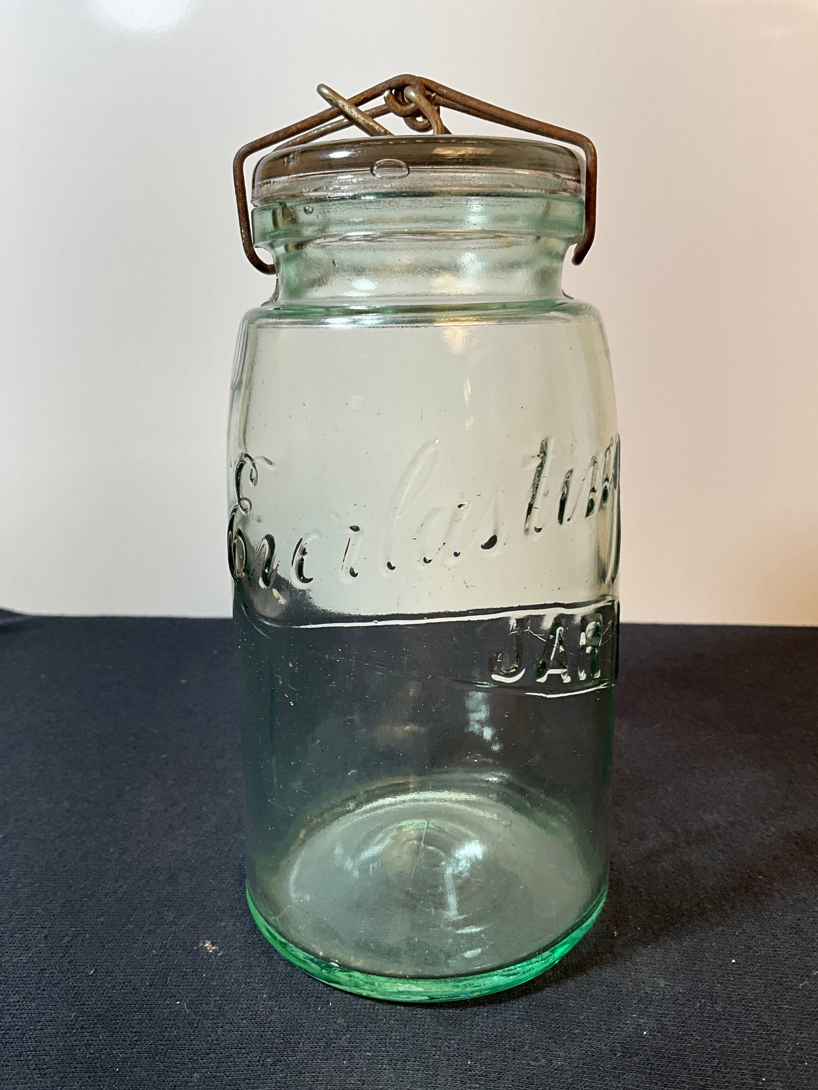 Everlasting Jar with Original Closure - ODD Closure - Green Aqua - Quart. Pat Nov. 24, 09: Here is an Everlasting Jar with Original Closure - ODD Closure - Green Aqua - Quart. Pat Nov. 24, 09. You don't see these that often. An odd Closured jar. Original to the jar, this closure makes for a