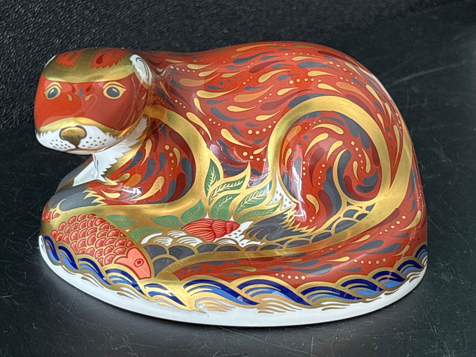 2001 English bone china Royal Crown Derby Otter 3x4&1/2 inch paperweight: English bone china Royal Crown Derby 3x4&1/2 inch Otter paperweight.Hand painted made in England. Gold stopper.Maker mark on bottom.. Like new good condition. No box.