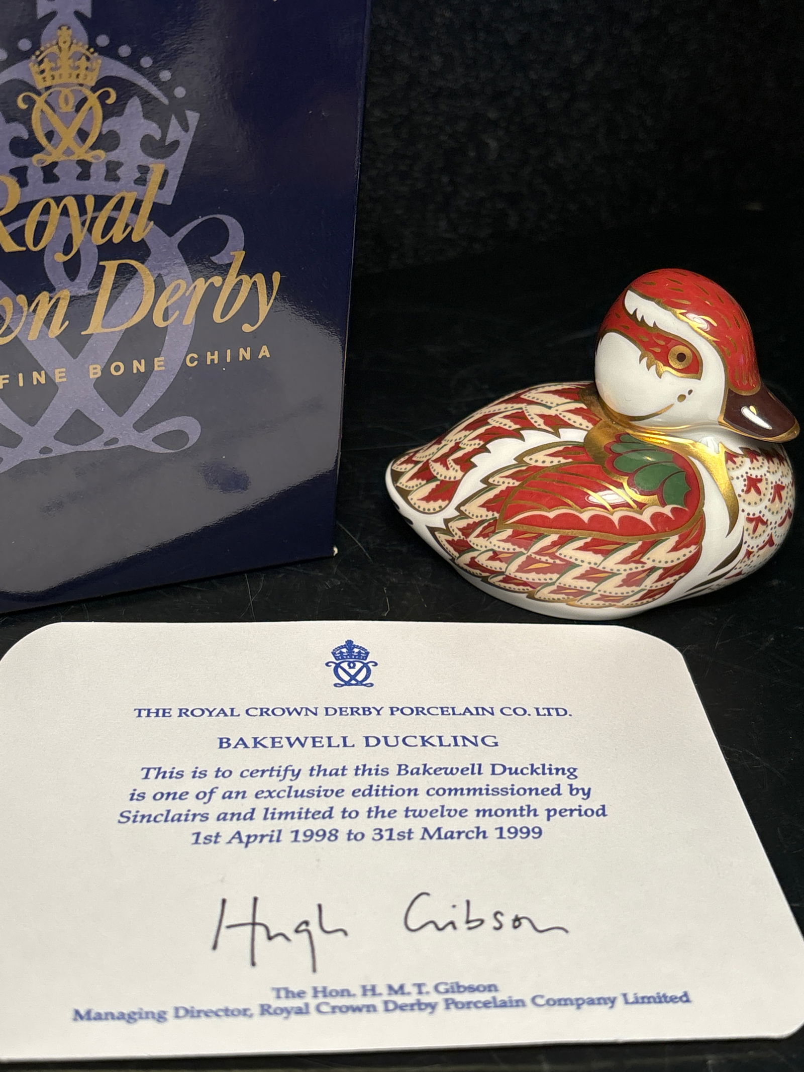 Exclusive Sinclair’s Bakewell Duckling Royal Crown Derby 3inch paperweight: Exclusive to Sinclairs “Bakewell Duckling” Royal Crown Derby 2&1/2x3 inch paperweight. In original box. Gold stopper.Hand painted made in England. Maker mark on bottom.. Like new good conditio
