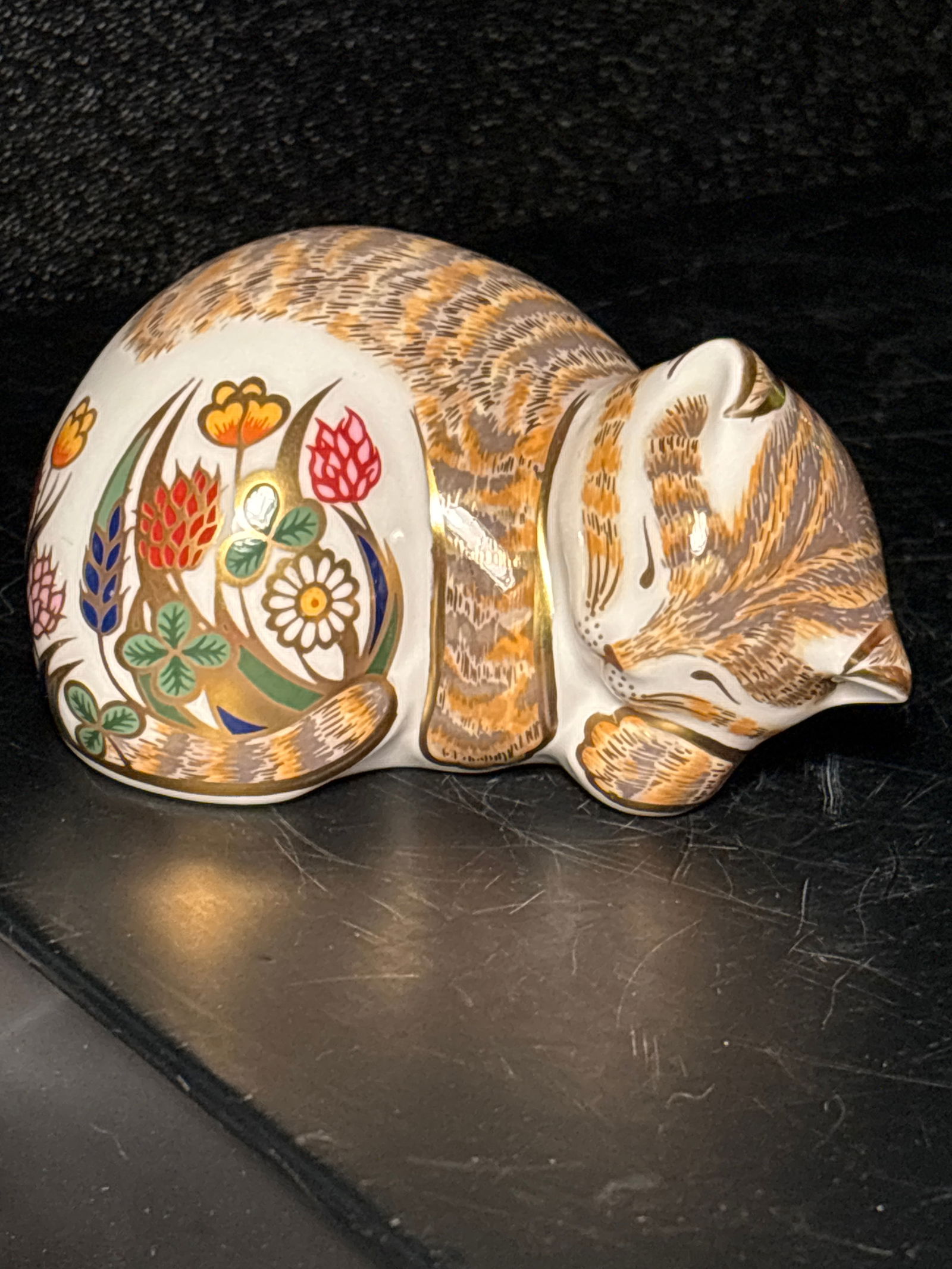 Govier’s Signature Ed. 2001 ‘Lavender’ Royal Crown Derby 3&1/2 inch paperweight: Govier’s Signature Ed. 2001 ‘Lavender’ Royal Crown Derby 3&1/2 inch paperweight. No box. Gold stopper.Hand painted made in England. Maker mark on bottom.. Like new good condition.