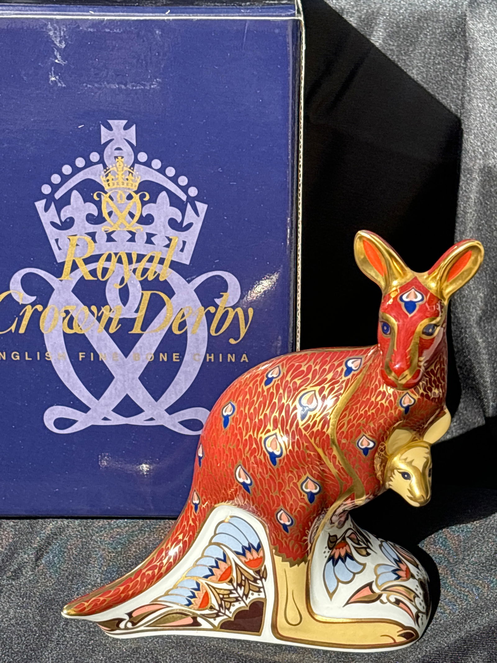 Large 5 inch Royal Crown Derby English fine china Imari Kangaroo with Joey paperweight (1 of 7)
