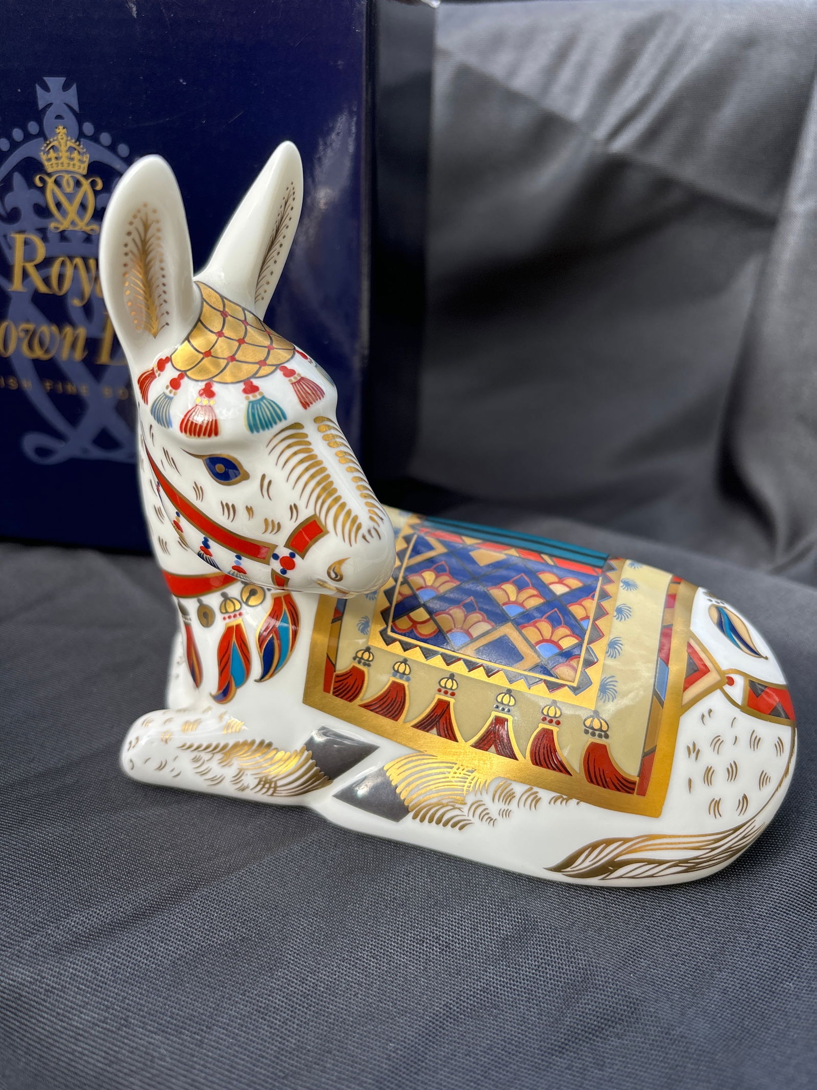 Large Govier’s Signature Ed. Artist signed ‘Thistle’Royal Crown Derby English fine china: Royal Crown Derby English fine china “Thistle” donkey 5 inch paperweight .In original box. Gold stopper. Hand painted. Like new, Good condition