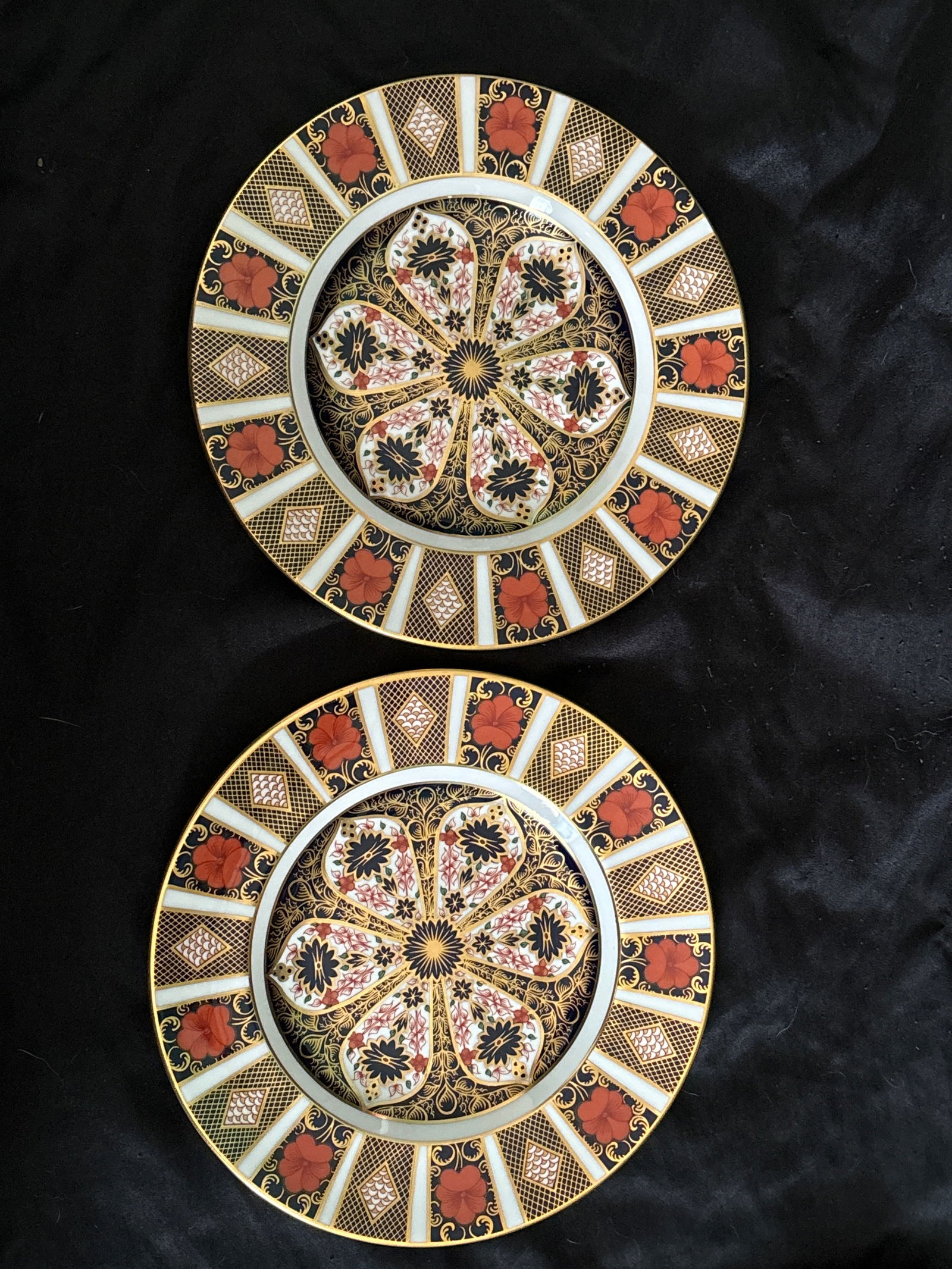 Beautiful Pair (2) Imari 1128 pattern Royal Crown Derby 9 inch dinner plates (1 of 7)