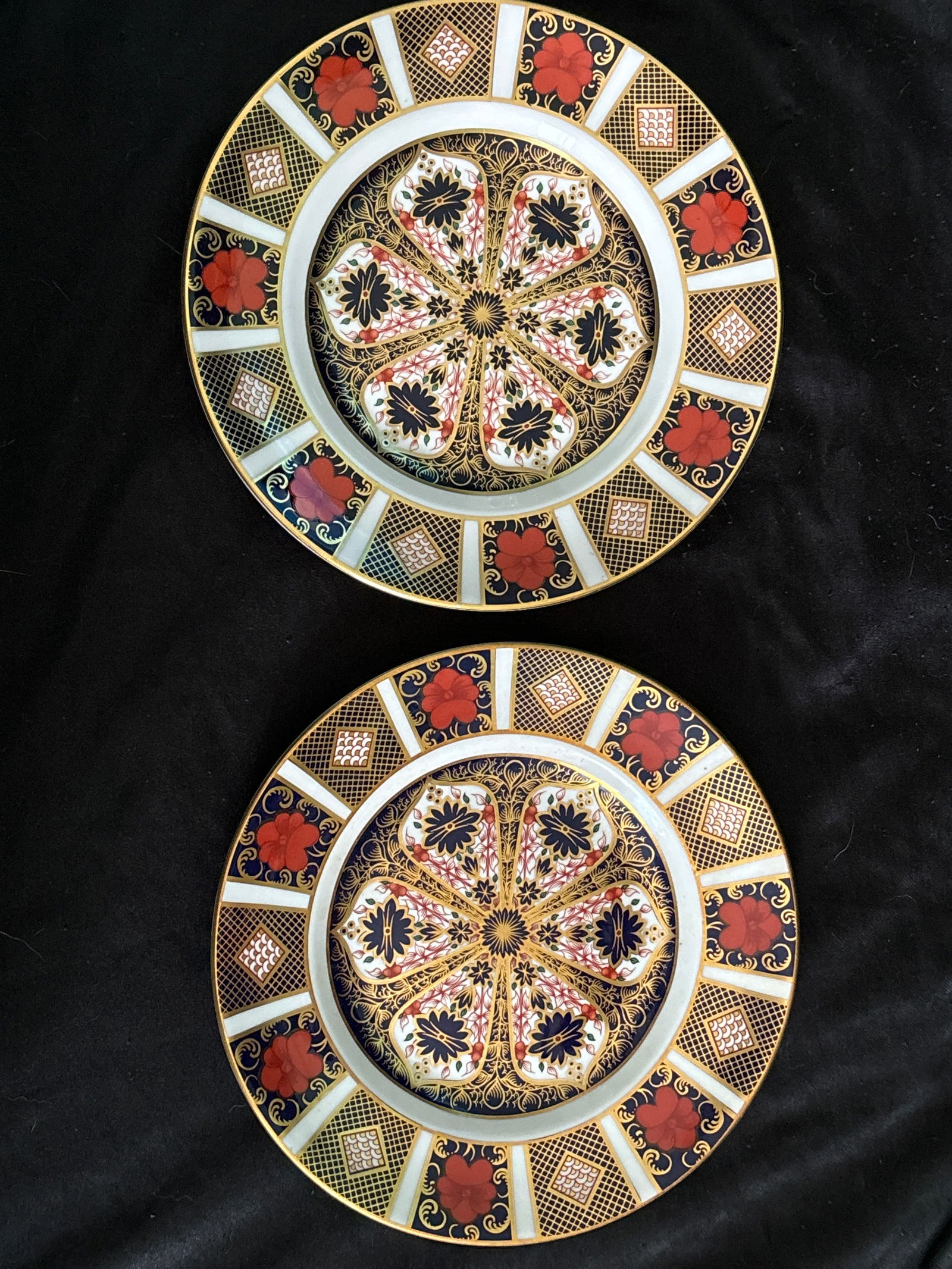 Great Pair (2) of 8&1/2 inch ‘Old Imari ‘1128 pattern Royal Crown Derby plates (1 of 8)