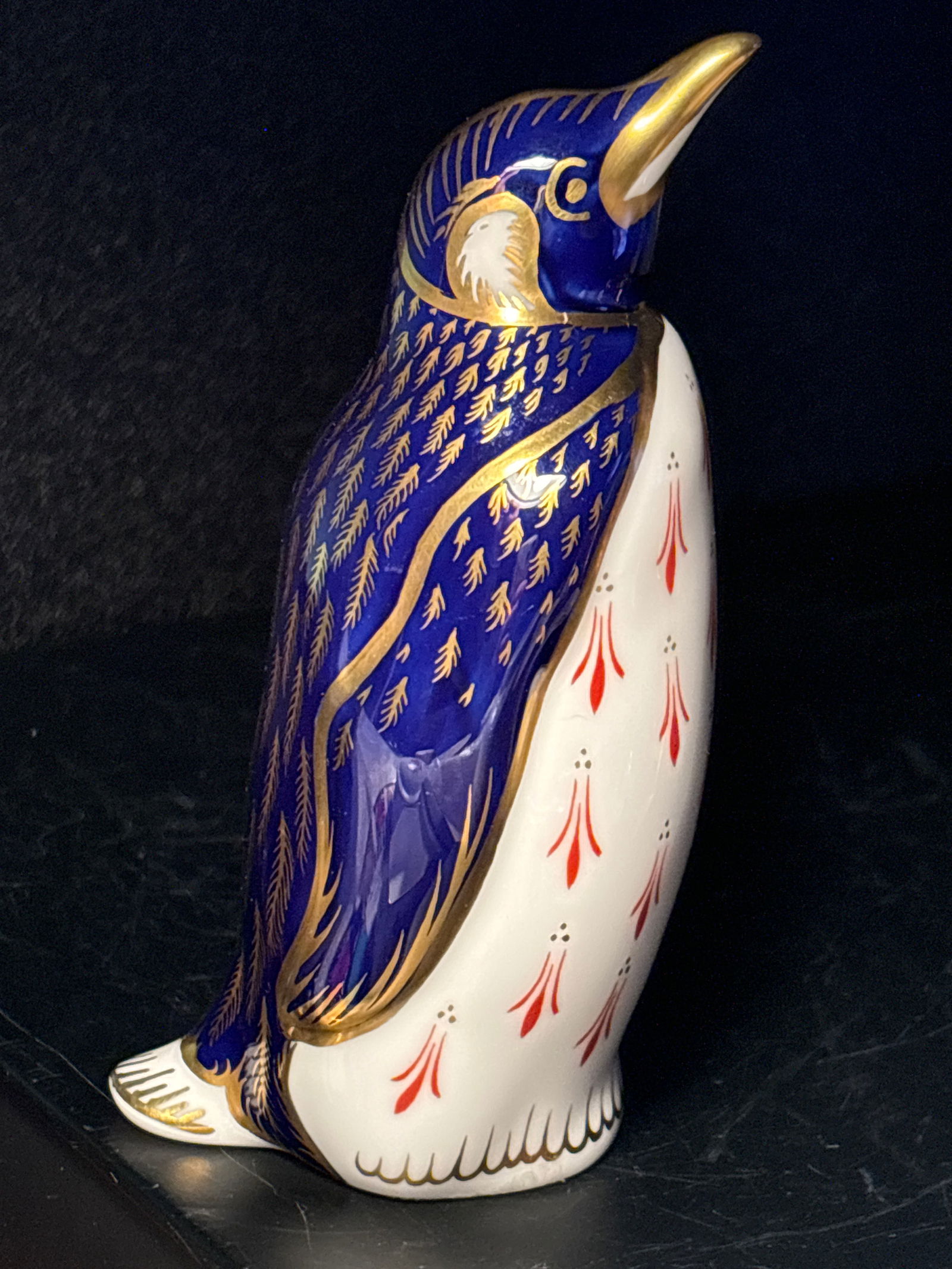 Vintage penguin 5&1/2 inch Royal Crown Derby English bone china paperweight: penguin 5&1/2 inch Royal Crown Derby English bone china paperweight . No box. Gold stopper.Hand painted in England. Very good condition.