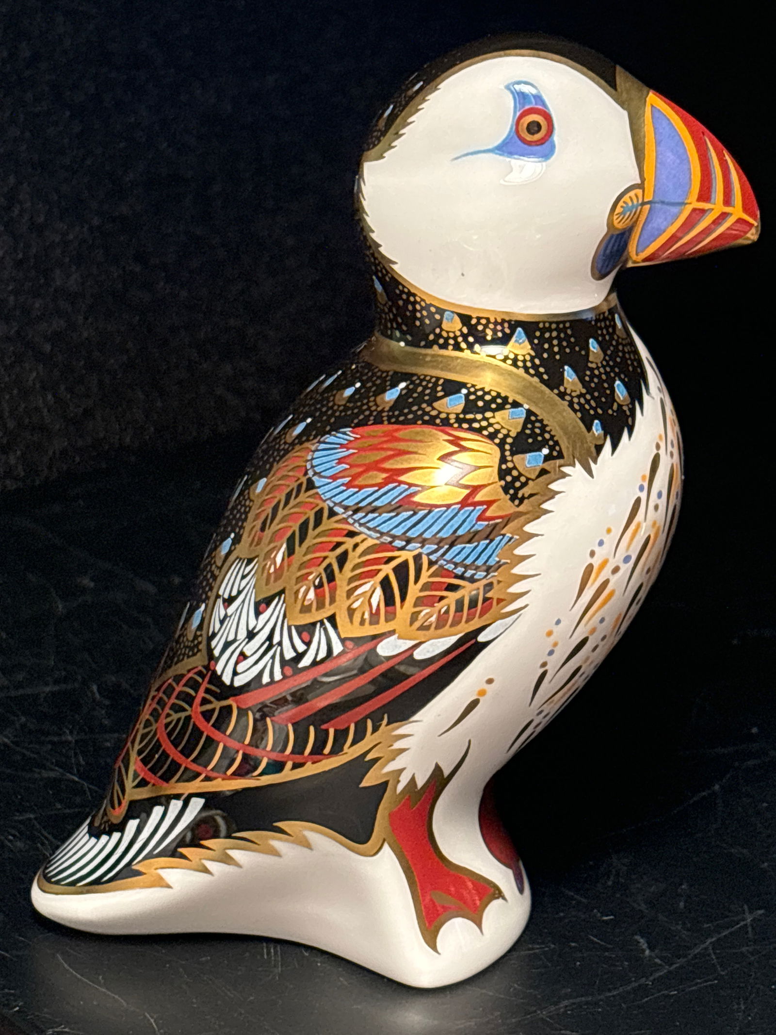 Vintage puffin 4&3/4 inch Royal Crown Derby English bone china paperweight: Puffin 4&3/4 inch Royal Crown Derby English bone china paperweight . No box. Gold stopper.Hand painted in England. Very good condition.