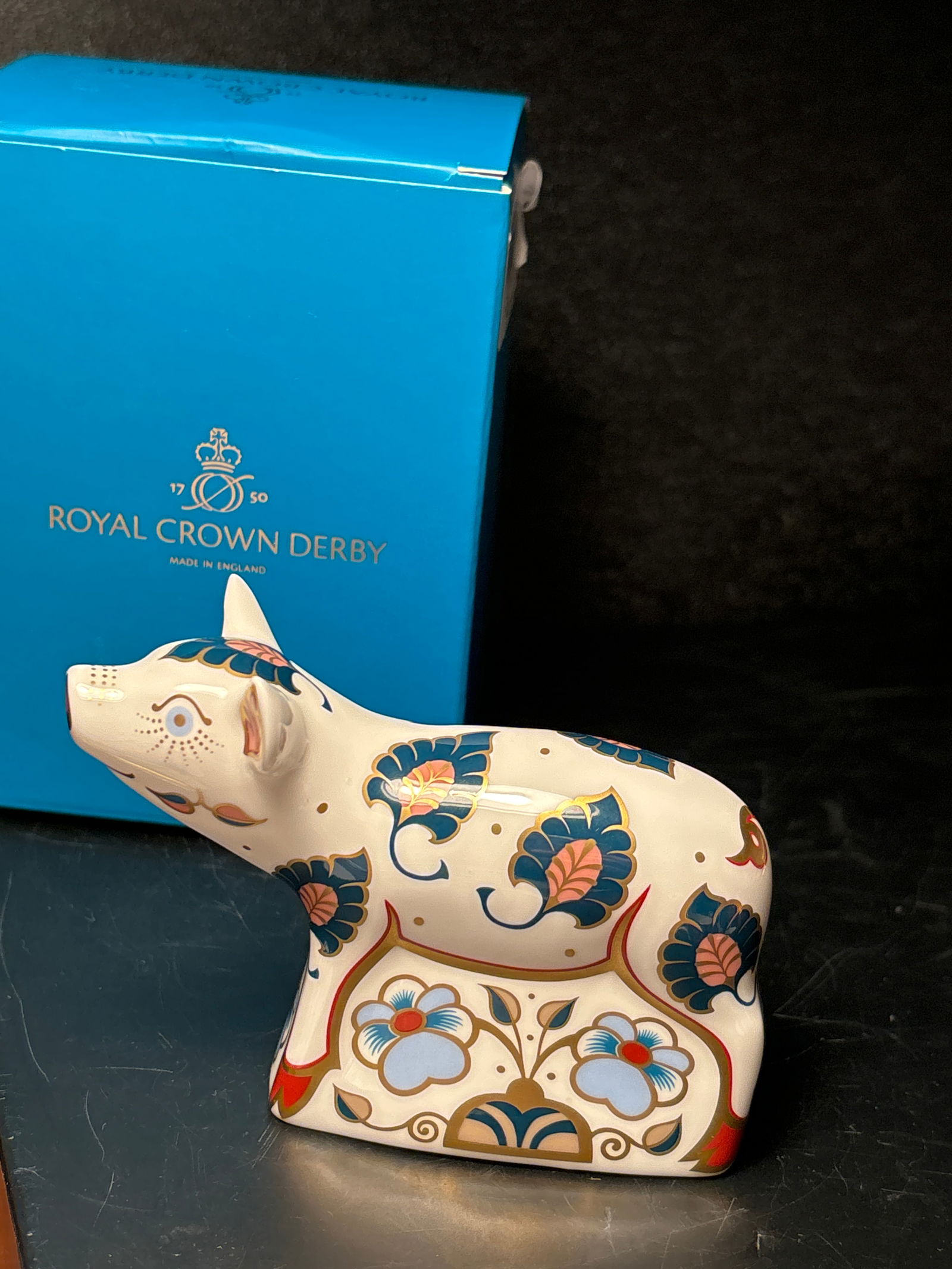 2013 ‘Percy Piglet’ Royal Crown Derby bone china3x4 inch paperweight: 2013 Percy Piglet 3x4 inch Royal Crown Derby bone china paperweight. Original box. Good stopper. Hand painted.Very good condition.