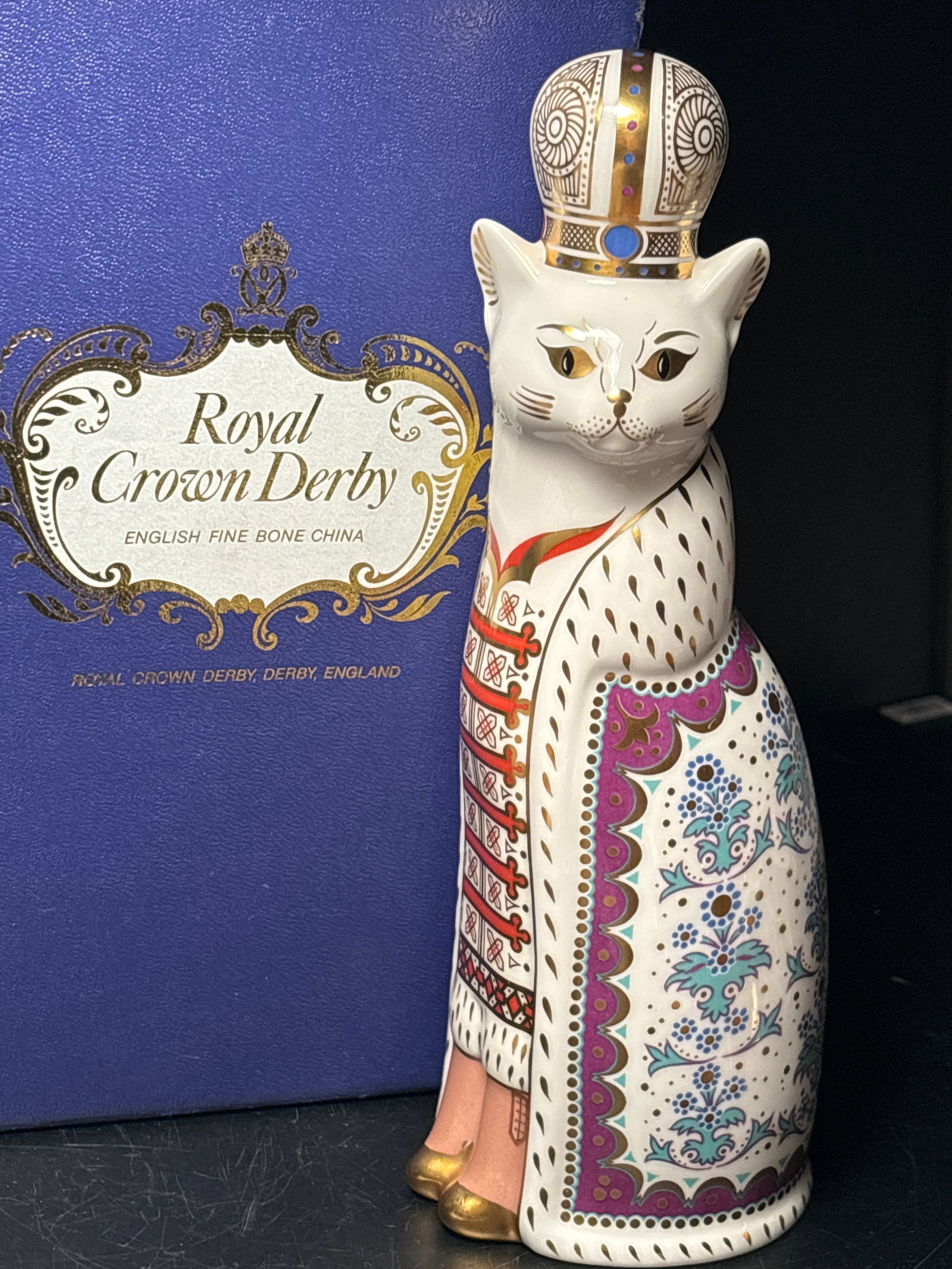 1988 Large 8inch Royal Cats ‘Russian’ Royal Crown Derby bone china statue: Large 8inch Russian cat Royal Crown Derby bone china statue. Original box. These were never issued with a stopper. Hand painted.Very good condition.