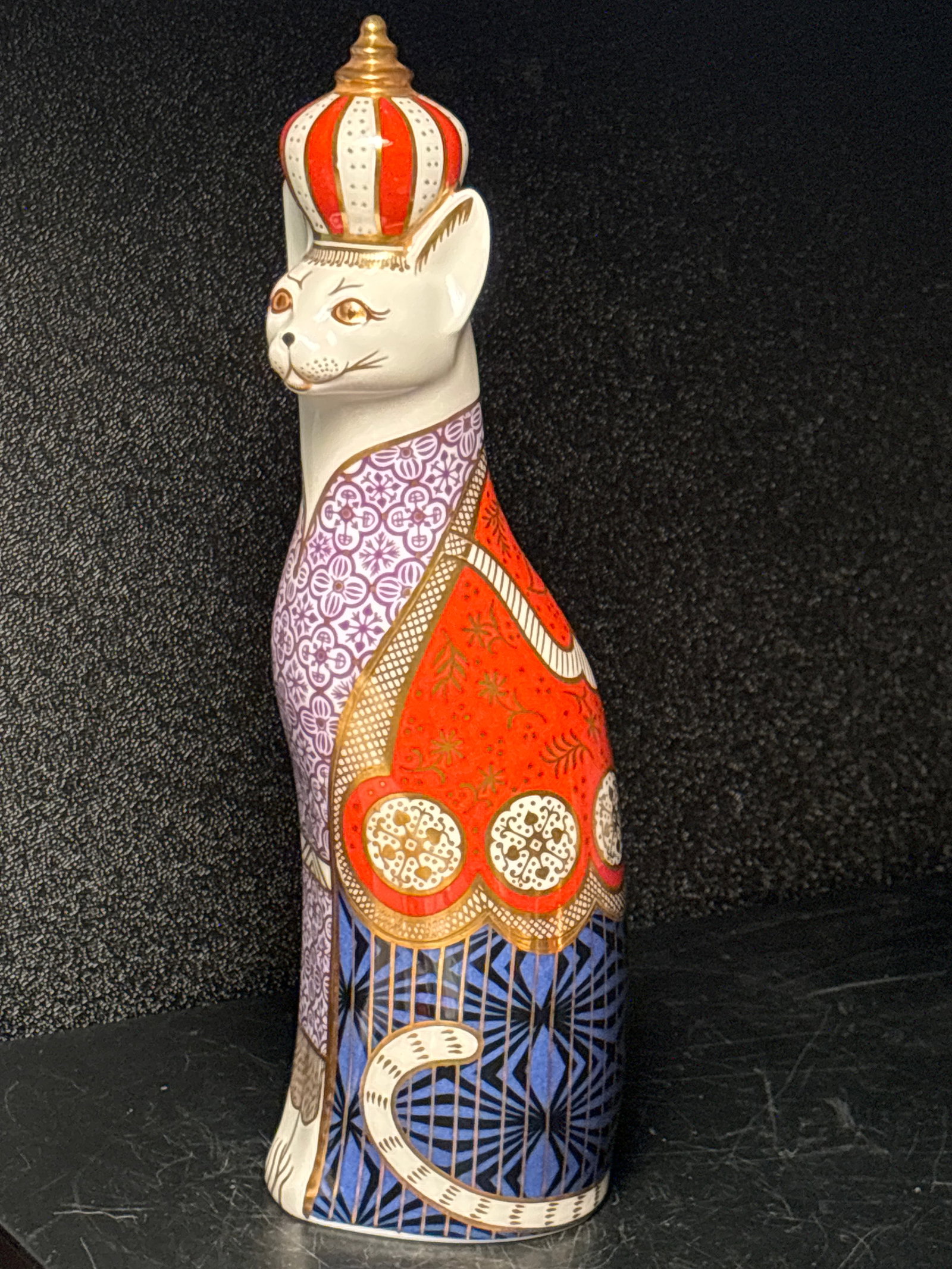 1986Large 8&1/2 Royal Cats ‘Abyssinian’ Royal Crown Derby bone china statue, no box: Large 8&1/2 inch Abyssinian cat Royal Crown Derby bone china statue. No box. These were never issued with a stopper. Hand painted.Very good condition.