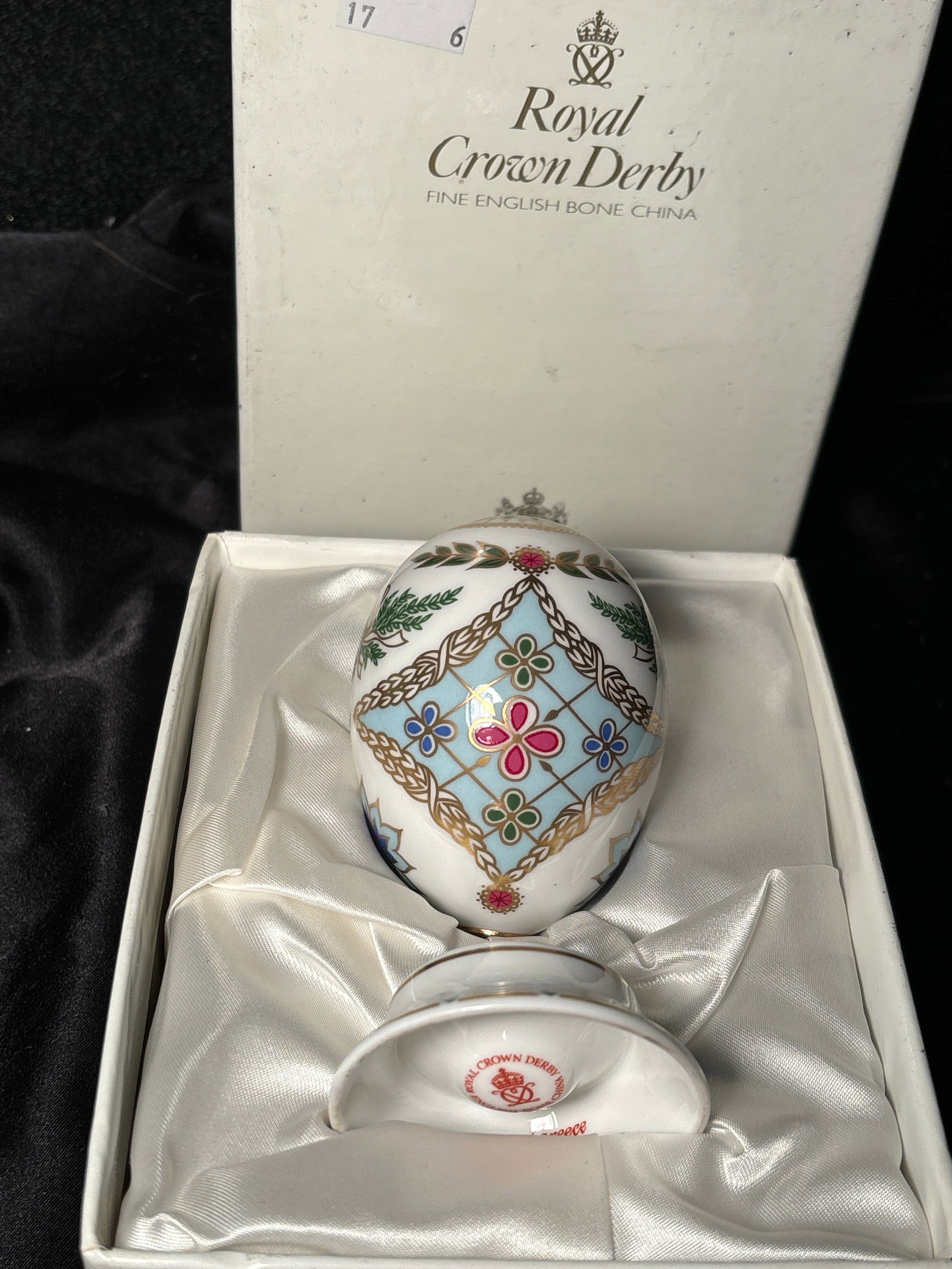 1993 Royal Crown Derby Eggs of the World ‘Greece’ egg with cup/stand base: Royal Crown Derby Eggs of the World ‘Greece’ egg with cup/stand base. In original fitted box .Gold stopper. Fine bone China egg is 3 inches and with stand 3&1/2 inches. Like new condition