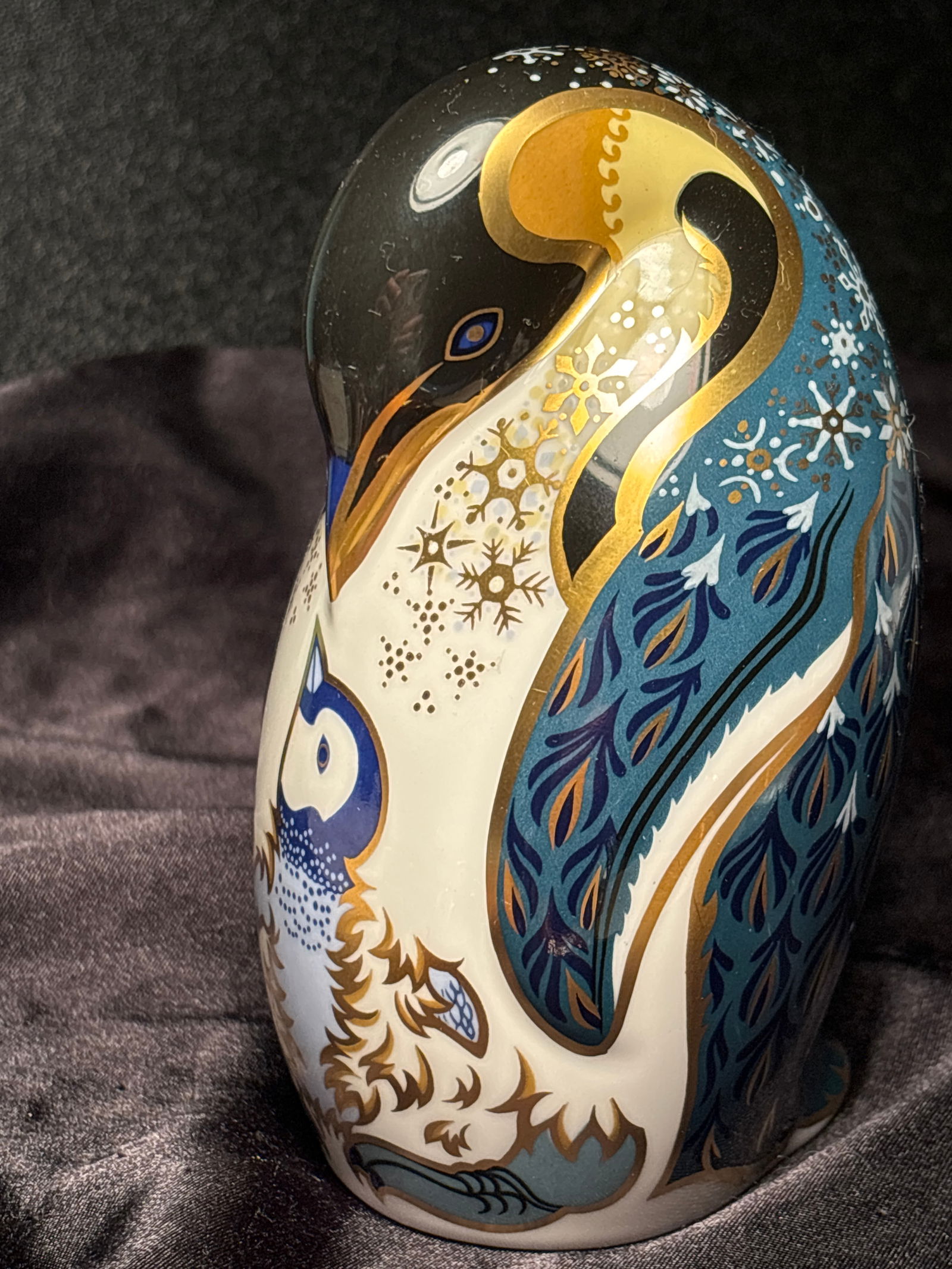 Mother penguin w/chick 5 inch bird Royal Crown Derby bone china paperweight statue: Penguin with baby Royal Crown Derby bone china large paperweight. Silver stopper. No box. Very good estate condition..