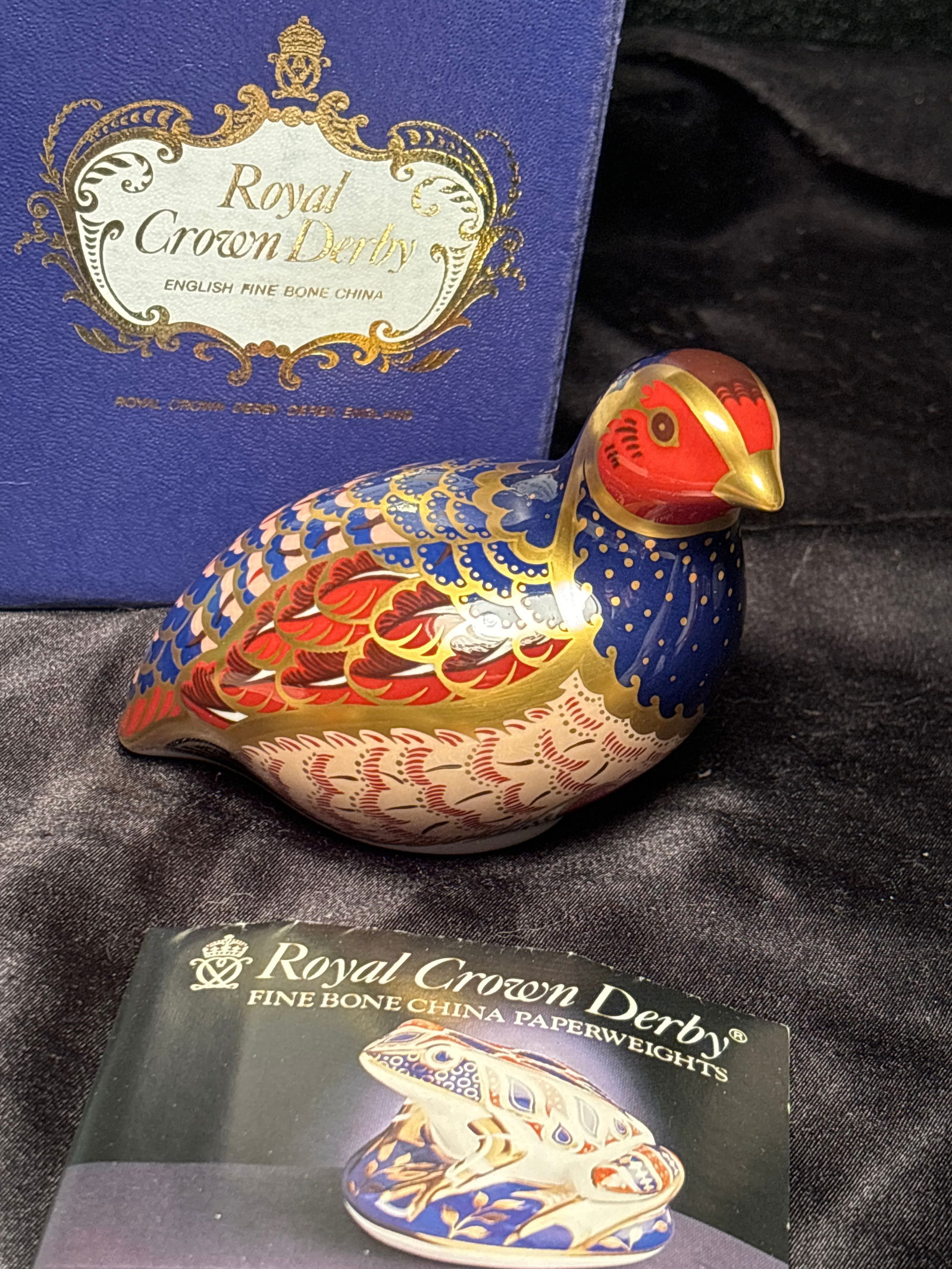 Gorgeous 1999 artist signed 4inch ‘quail’Royal Crown Derby bone china paperweight: Quail Royal Crown Derby bone china paperweight.Very good estate condition. Original box. Gold stopper.