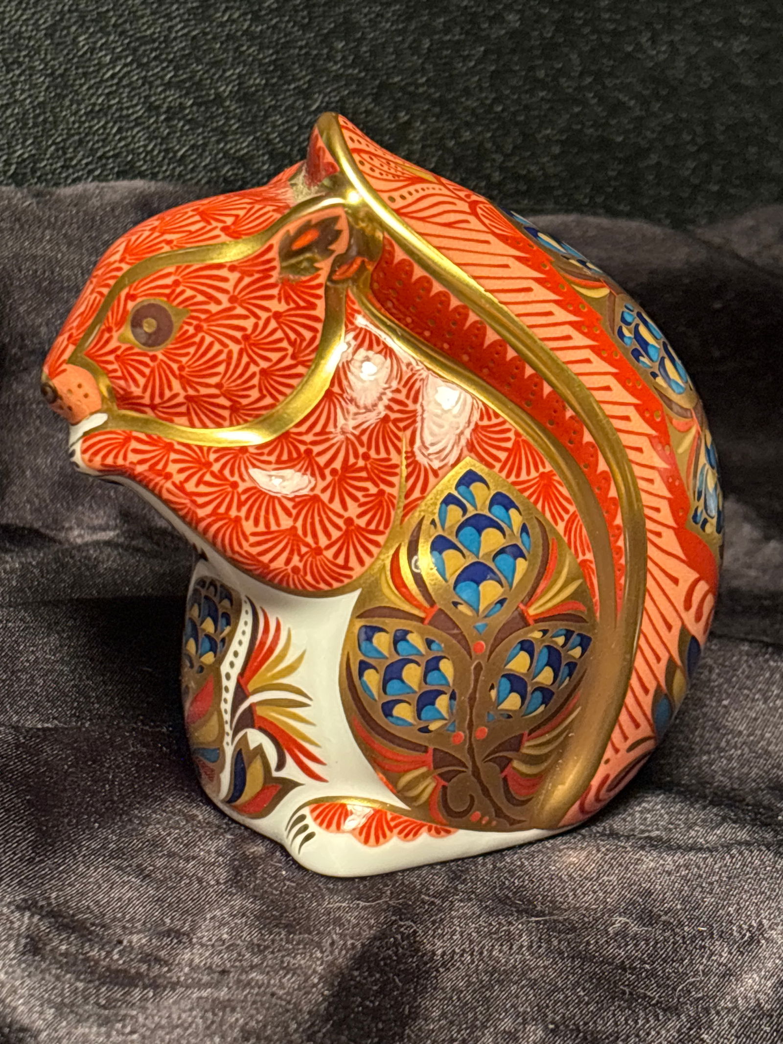 Red Squirrel 3&1/2 inch Royal Crown Derby bone china paperweight: Red Squirrel 3&1/2 inch Royal Crown Derby bone china paperweight . Gold stopper. No box.Very good estate condition.