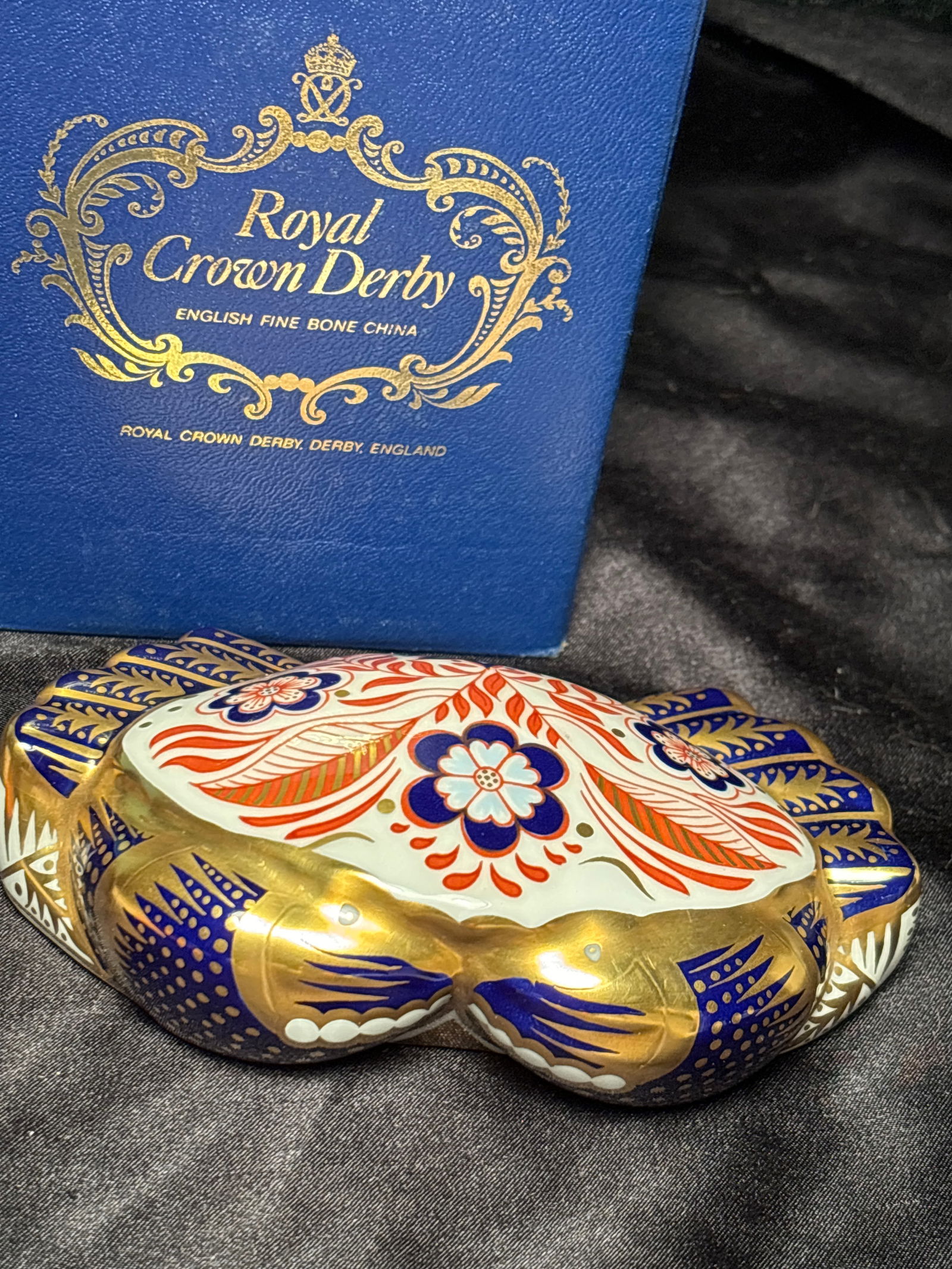 Imari Crab Royal Crown Derby bone china 5inch paperweight in box: Crab Royal Crown Derby bone china paperweight in box. Silver stopper.Very good estate condition.