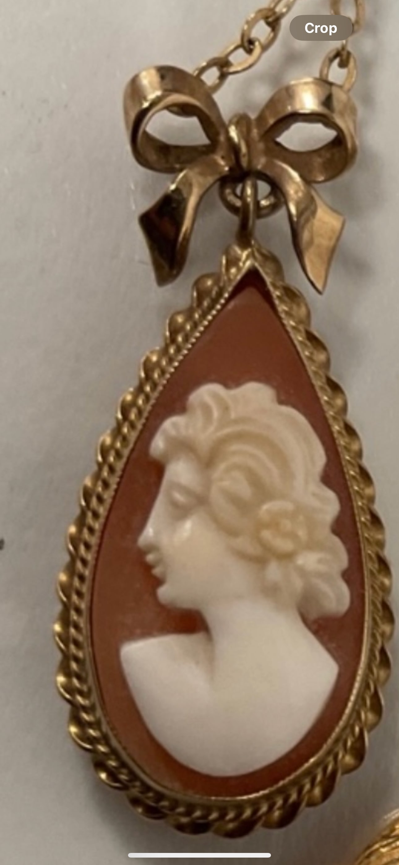 a small Art Deco period cameo pendant necklace, English 9 k gold mount and chain, 3.9g gross: a small Art Deco period cameo pendant necklace, English 9 k gold mount and chain, 3.9g gross
