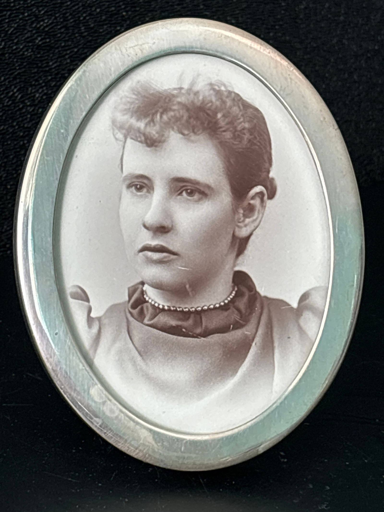 Small Vintage Tiffany & Co sterling silver 3x 3&3/4 inch oval desk top picture frame (1 of 5)