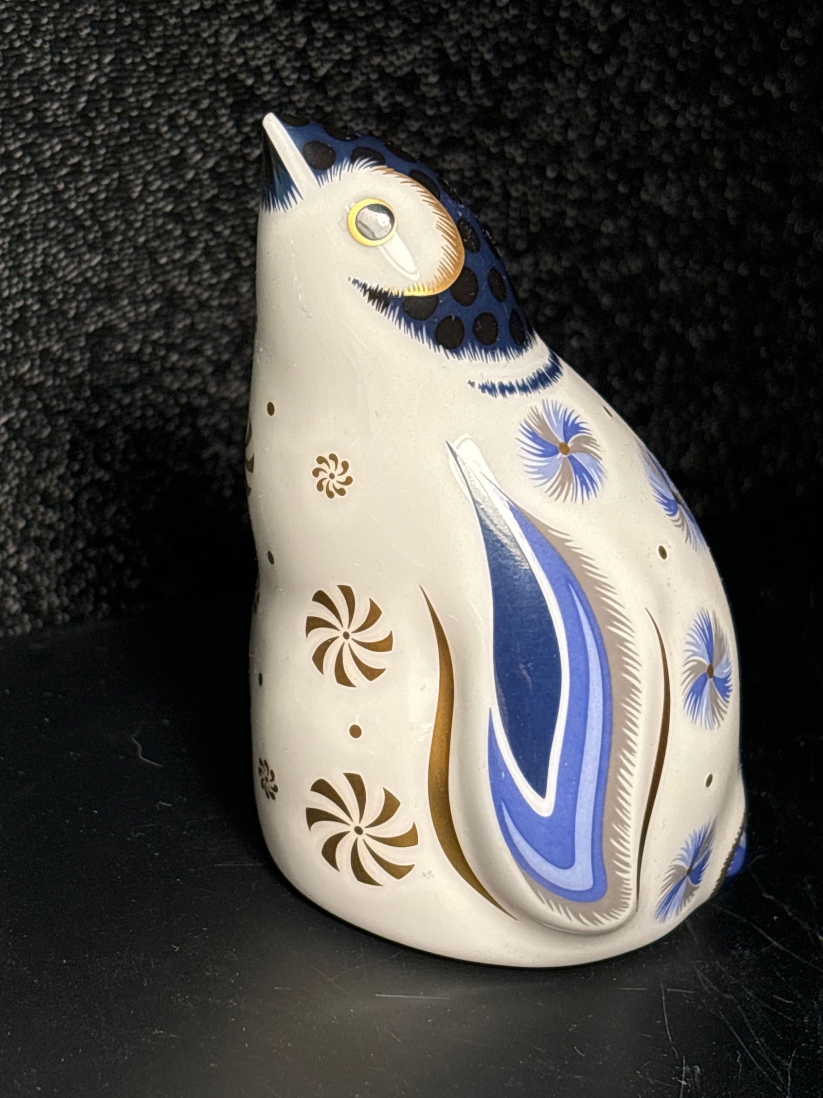 2014 “Snowflake Collectors Guild Royal Crown Derby English china 3&1/2 inch paperweight: Original Royal Crown Derby English china “Snowflake” paperweight.Vintage Royal Crown Derby PaperweightAll hand-painted, and made in England. It is just about 3&1/2 inches tall.. No box. And ex