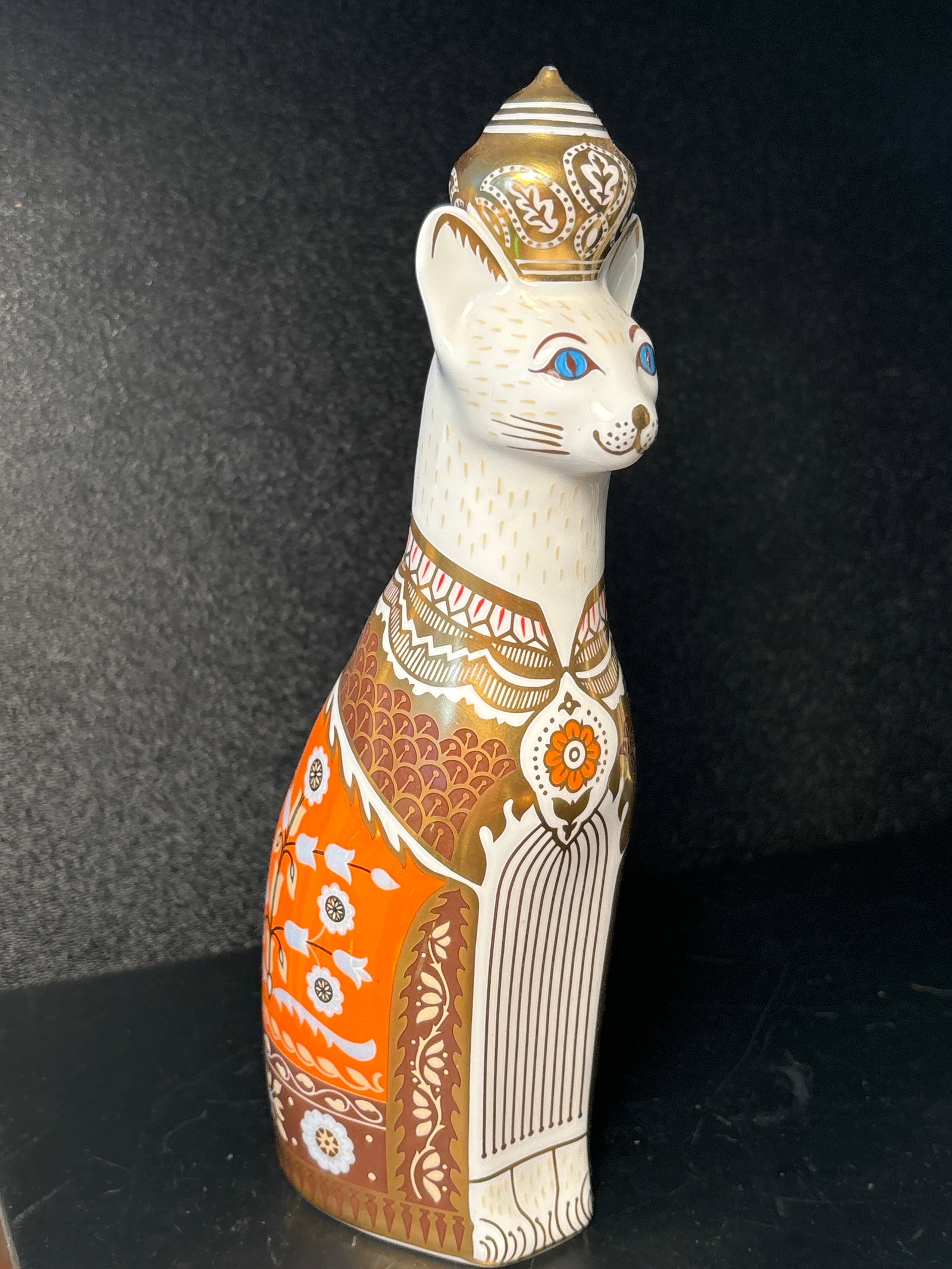 Very tall 8&3/4in. Royal Crown Derby English fine bone china SiameseRoyal Cat: 8&3/4. “ tall by 3” at widest.The Royal Cat collection of Royal Crown Derby depicting a Siamese cat with crown. Excellent quality. These are hand painted in England.No box.Very good condition.