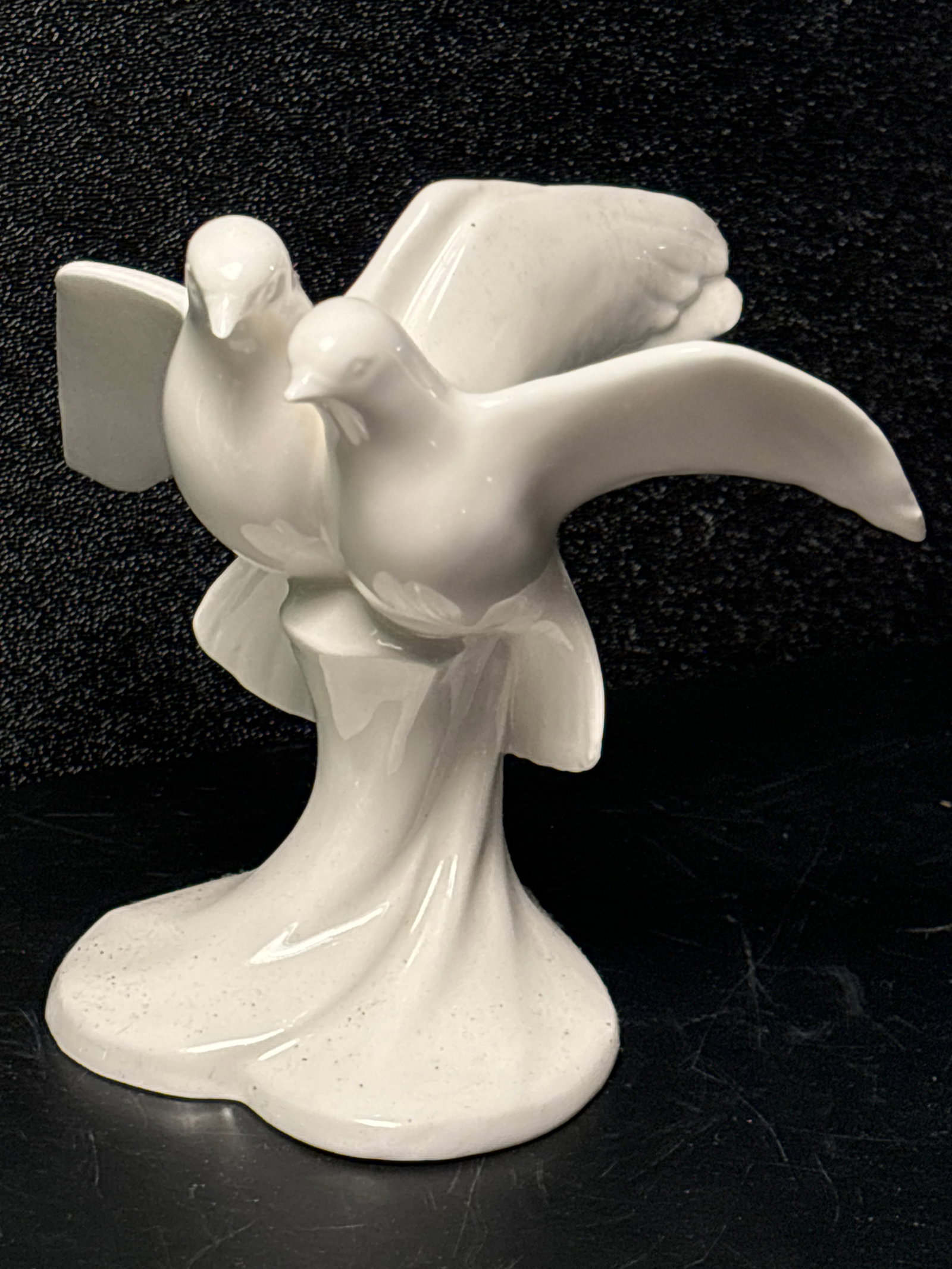 Vintage Royal Doulton white glazed porcelain Always & Forever 5&1/2 inch statue: Vintage Royal Doulton white glazed porcelain birds 5&1/2 inch statue. Good estate condition, no damage