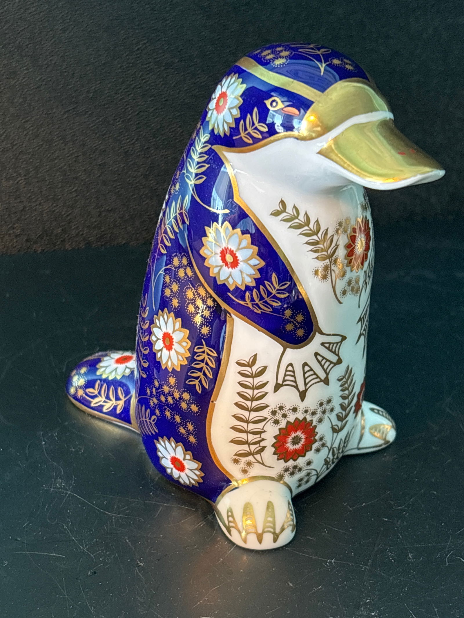 Big Royal Crown Derby fine English porcelain 5 inch platypus paperweight statue: Royal Crown Derby fine English porcelain 5 inch platypus paperweight statue. .Signed on bottom. It is about 5 inches tall. Hand painted.Good condition. No stopper